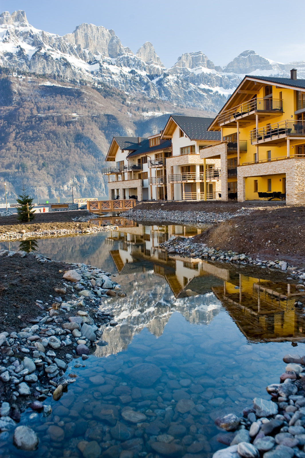 Das Landal Resort Walensee in der Ostschweiz, mit der atemberaubenden Bergkulisse.