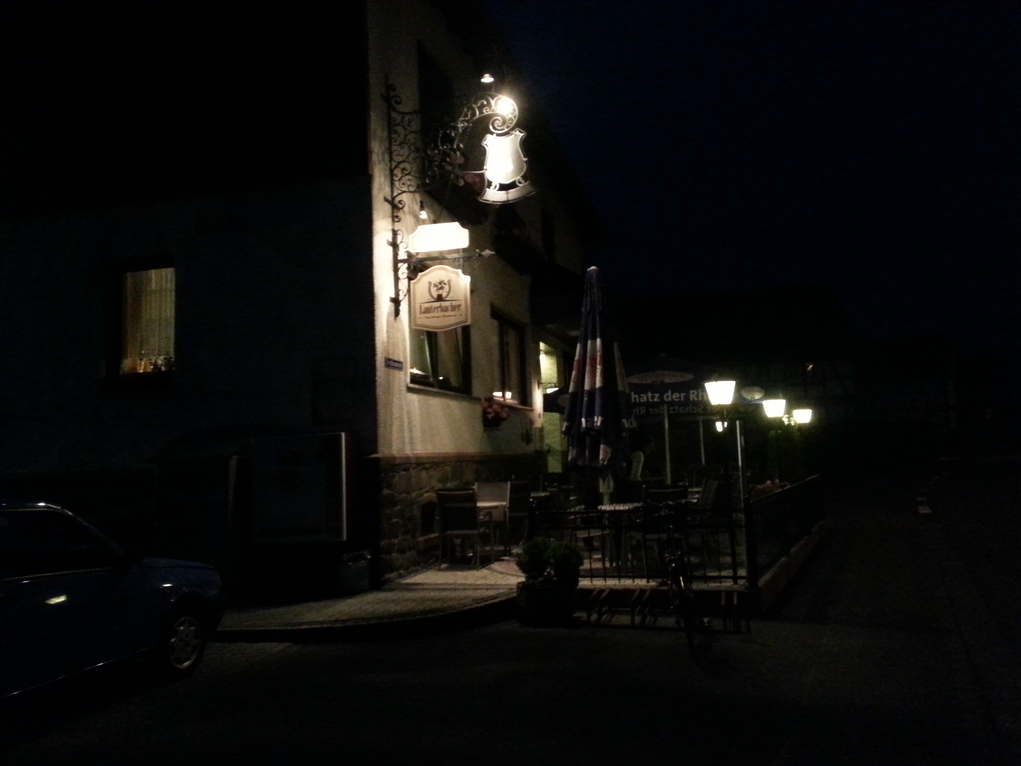 Außenansicht vom Landgasthof Kupferschmiede Schotten bei Nacht.
