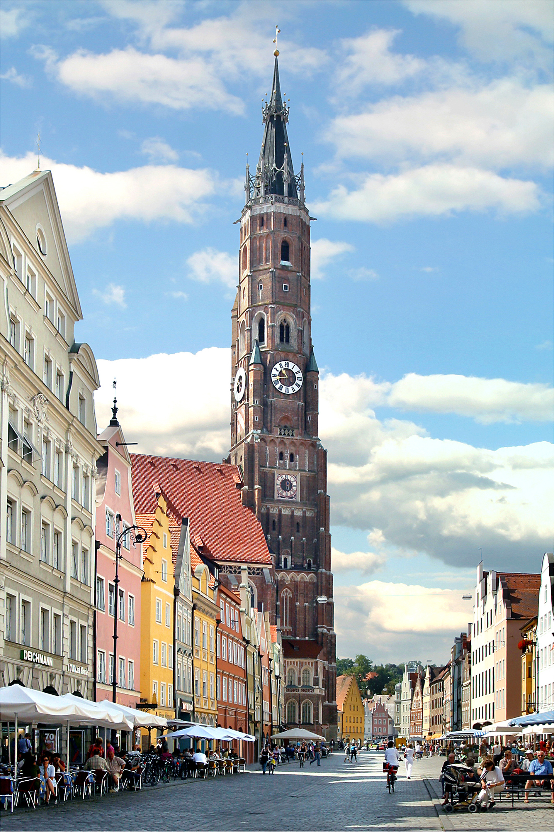 Die Altstadt von Landshut mit der prächtigen Stiftsbasilika Sankt Martin.
