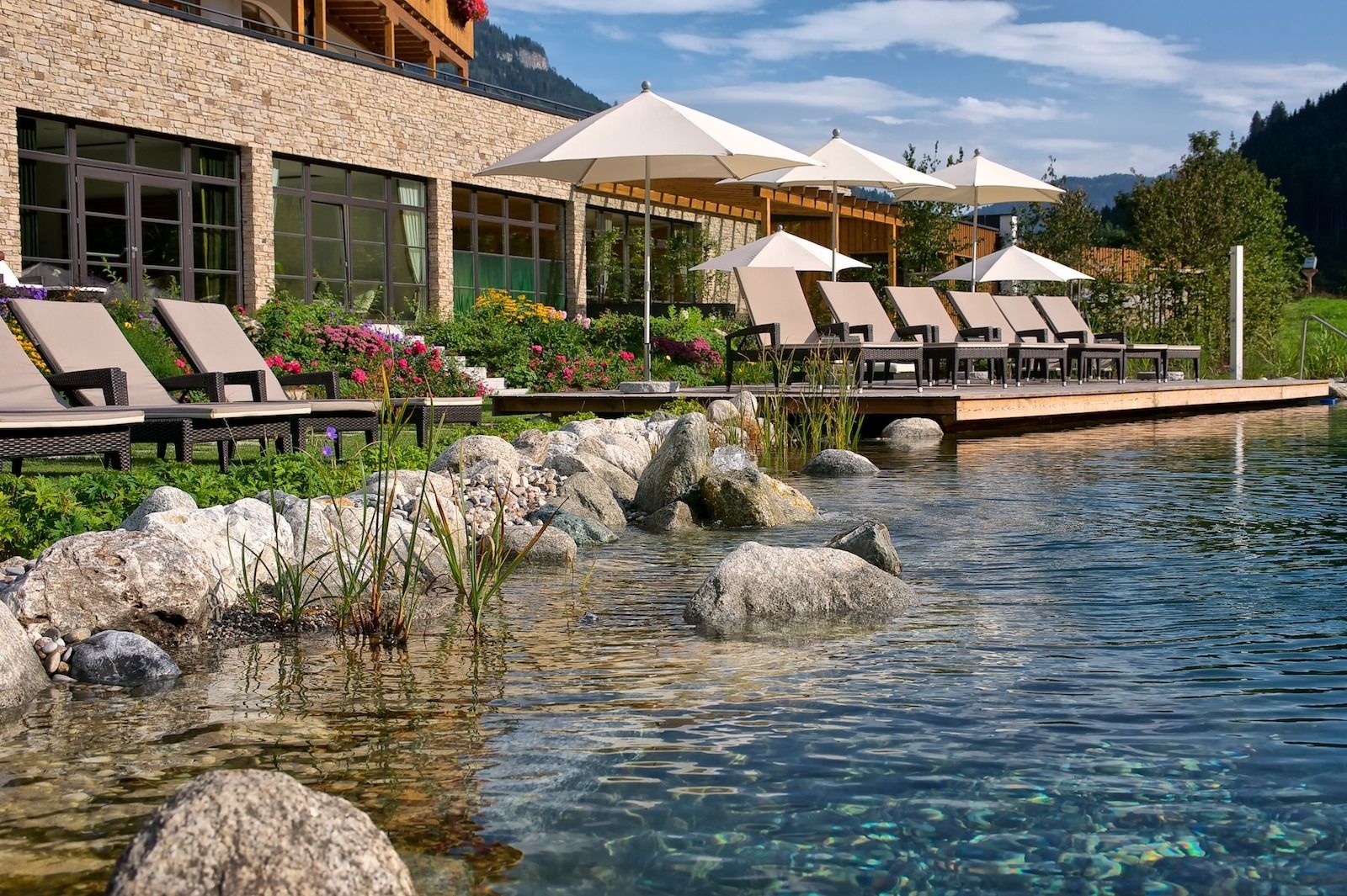 Liegen am Naturbadeteich des Hotel Nesslerhof.
