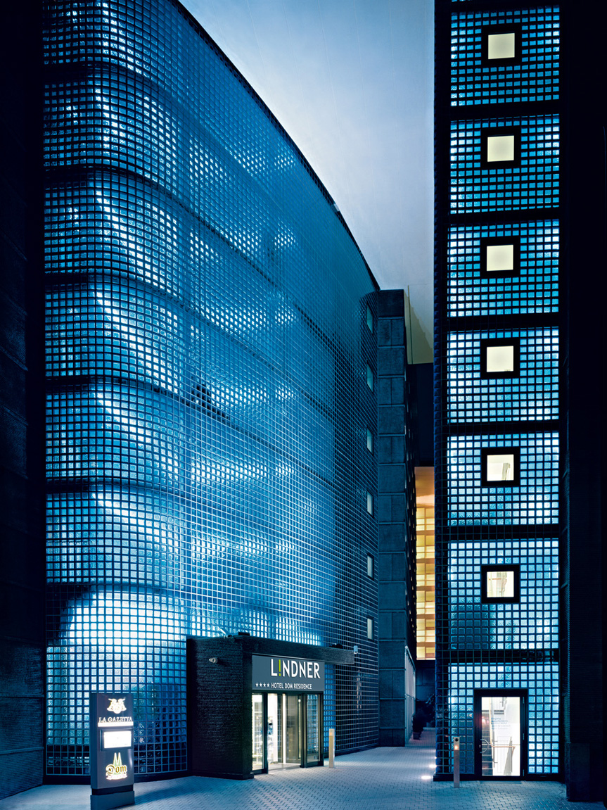 Aussenfassade des Lindner Hotel Dom Residence Köln bei Nacht.