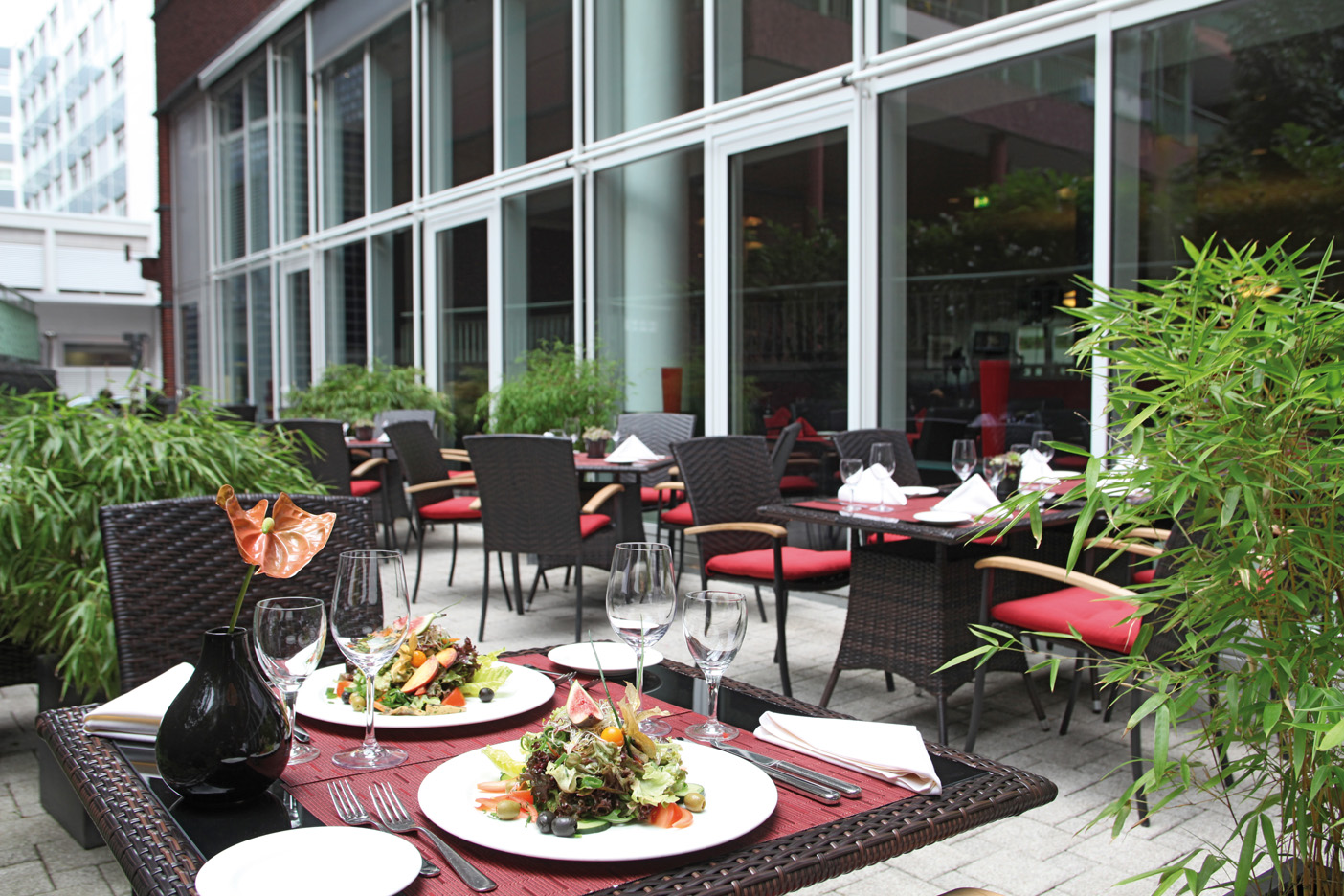 Aussenterrasse vom Restaurant La Gazetta im Lindner Hotel Dom Residence Köln.