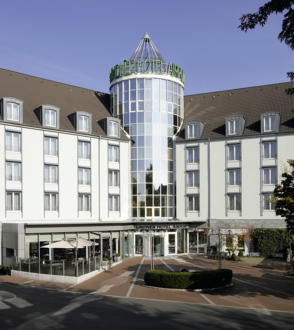 Eingangsbereich von Aussen des Lindner Hotel Düsseldorf Airport.