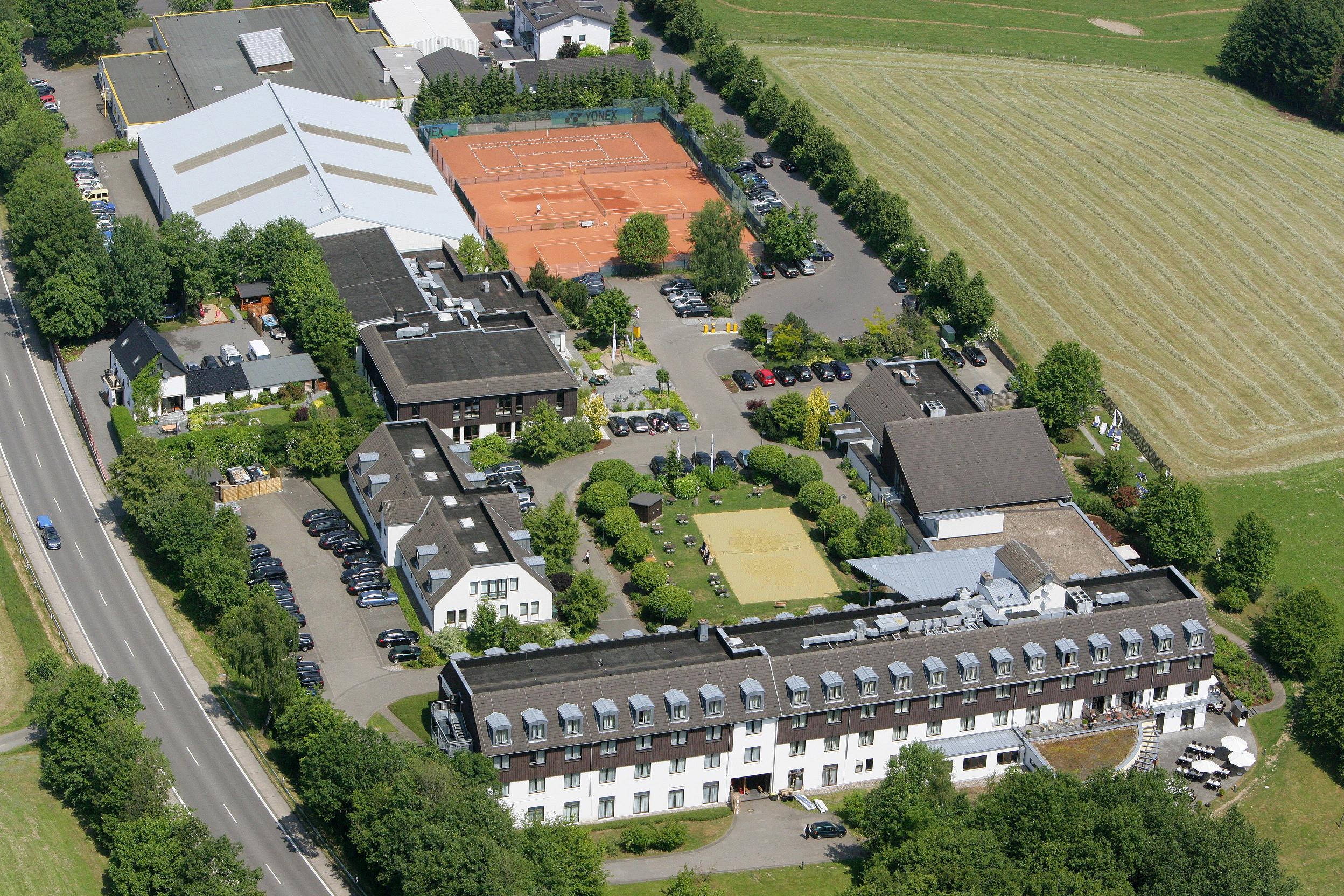 Luftaufnahme vom Lindner Sport & Aktiv Hotel Kranichhöhe.