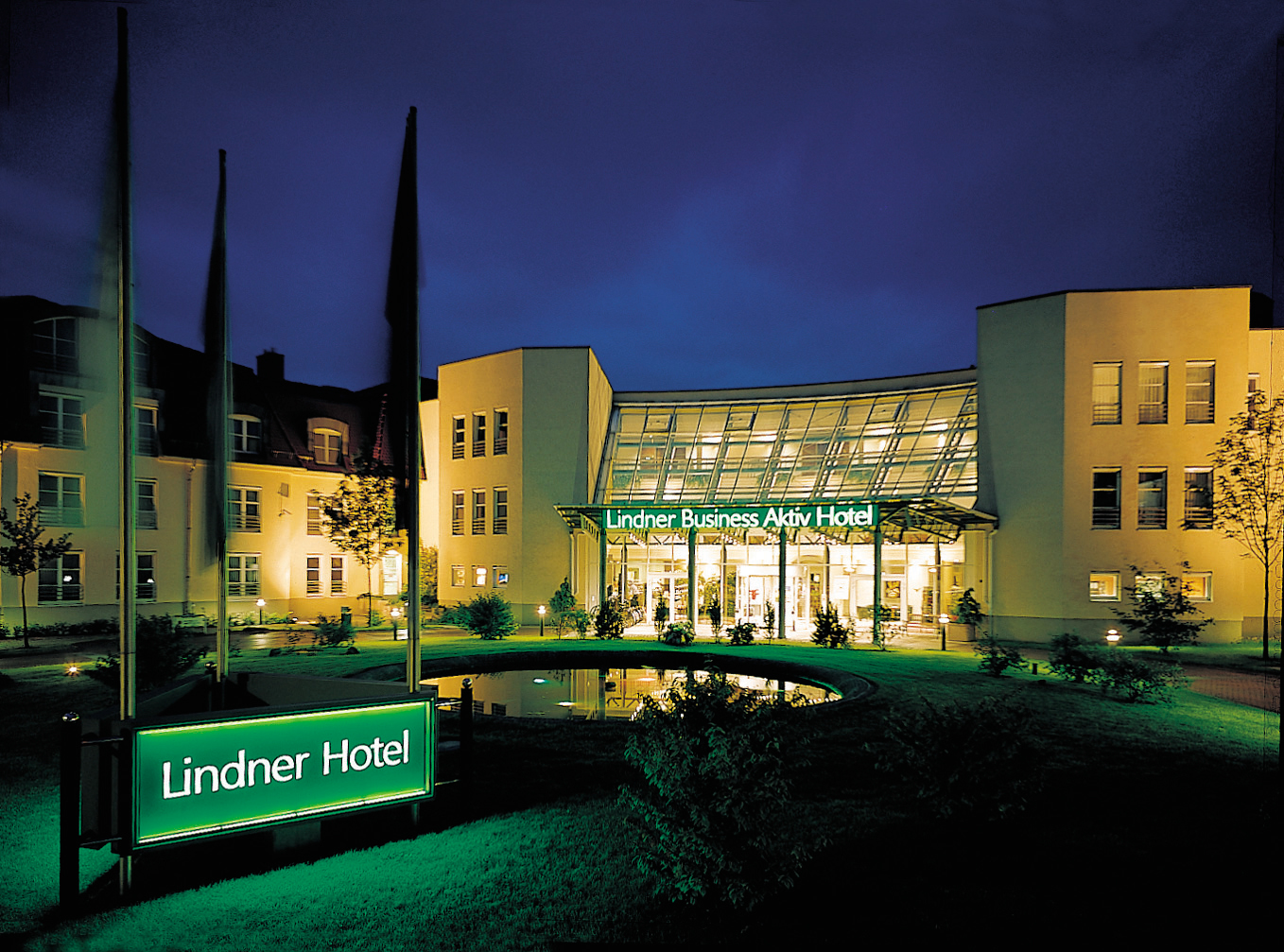 Aussenansicht bei Nacht des Lindner Hotel Leipzig.
