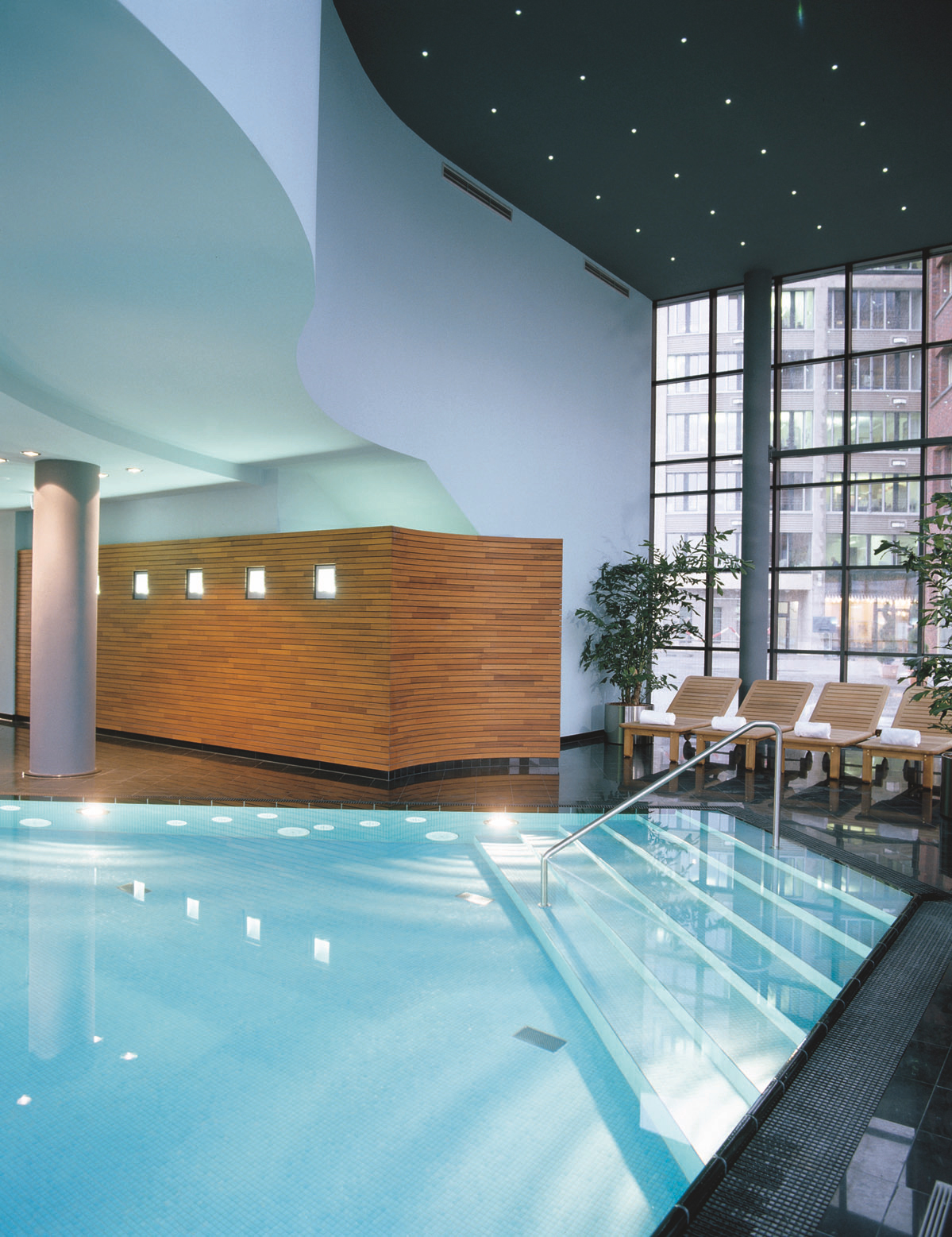 Indoor-Pool im Lindner Hotel & Residence Main Plaza in Frankfurt am Main.