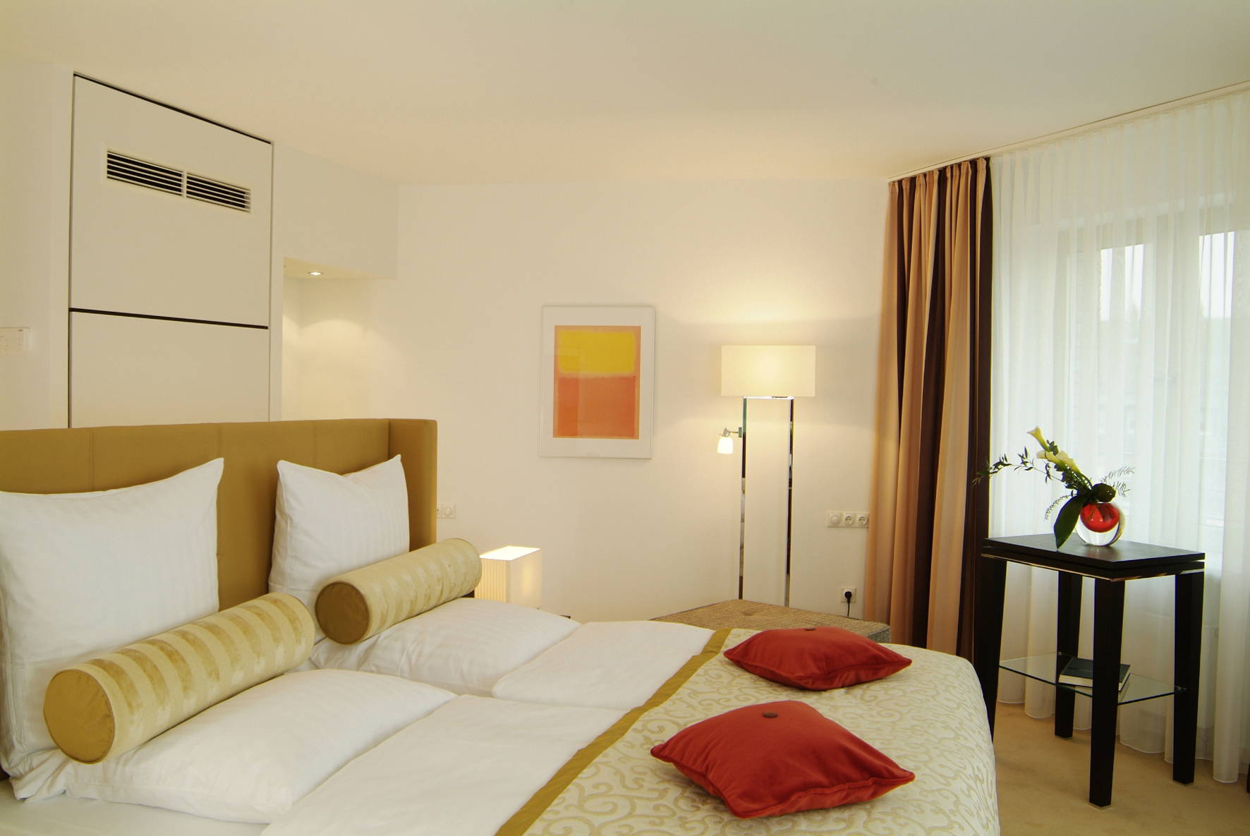 Schlafzimmer einer Suite im Lindner Hotel & Residence Main Plaza in Frankfurt am Main.