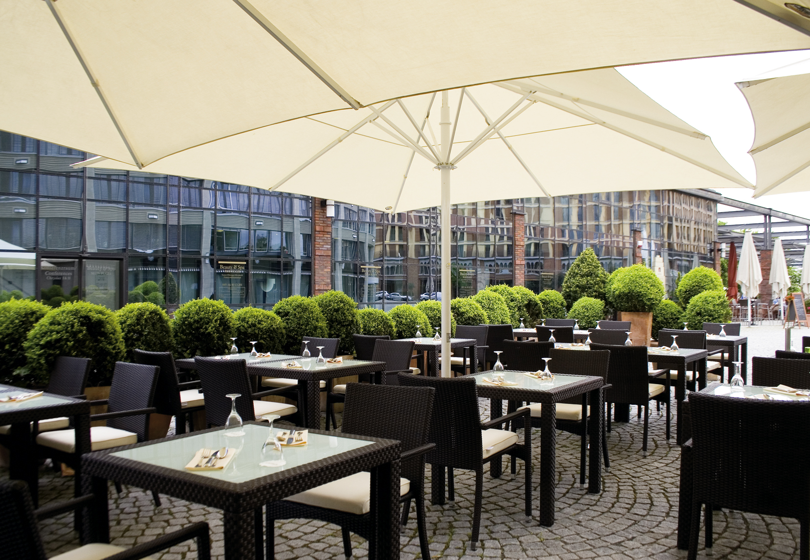 Aussenterrasse des Lindner Hotel & Residence Main Plaza in Frankfurt am Main.