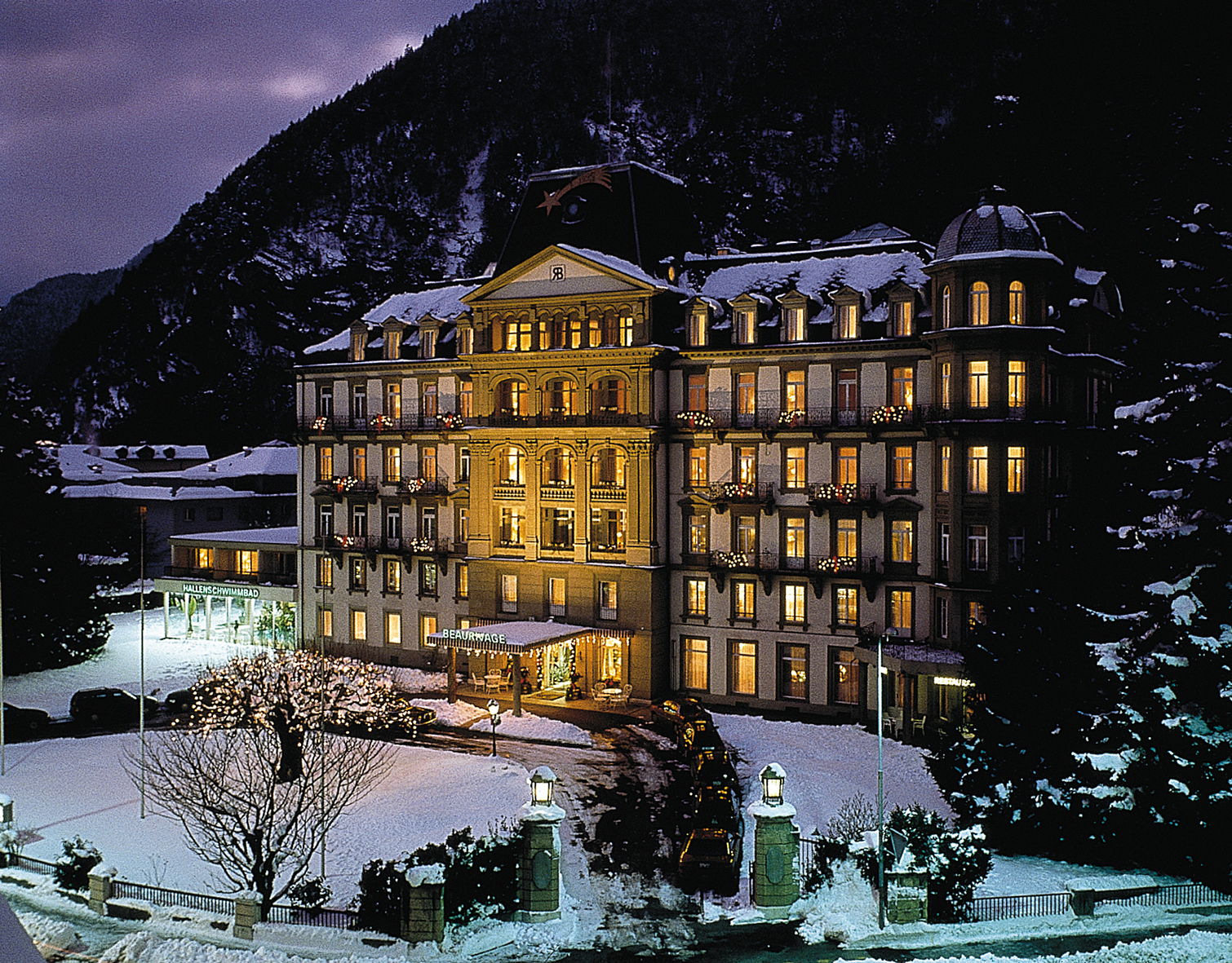 Außenansicht des Lindner Grand Hotel Beau Rivage in Interlaken/Schweiz im Winter.
