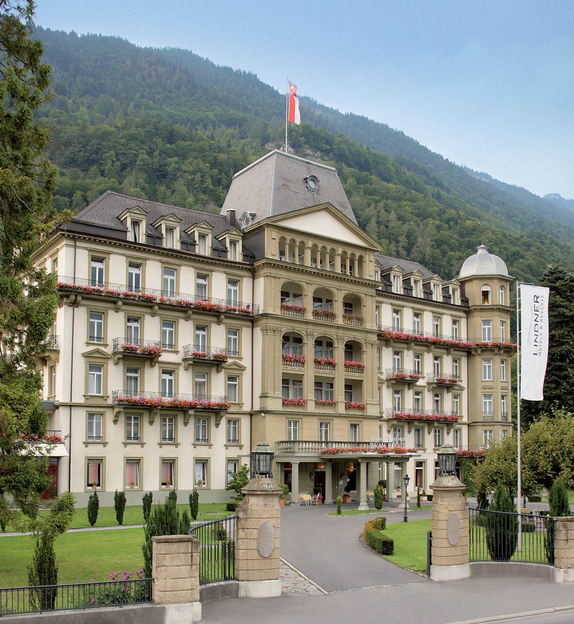Außenansicht des Lindner Grand Hotel Beau Rivage in Interlaken/Schweiz.
