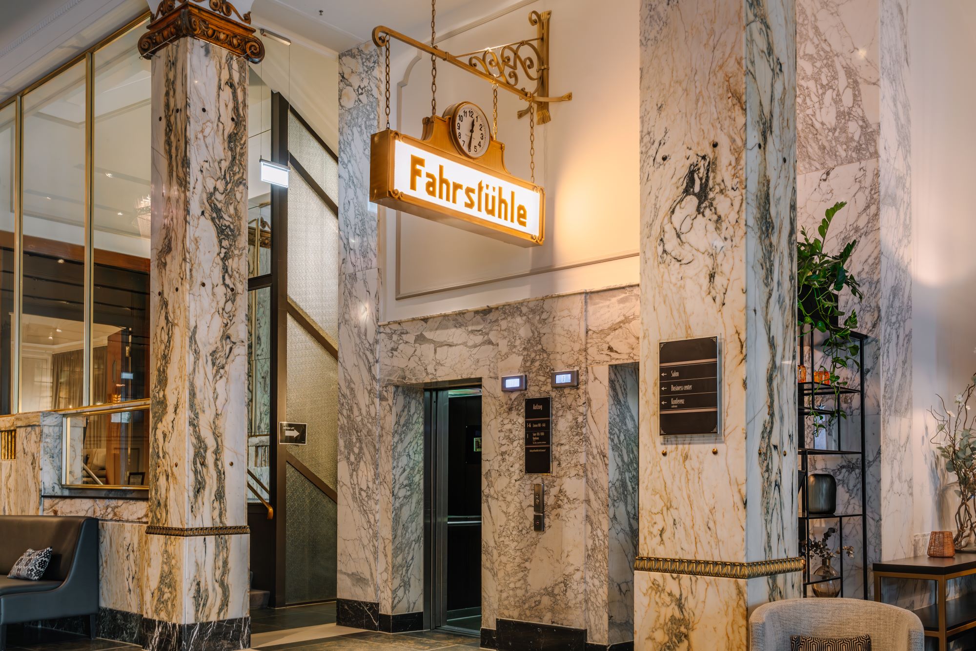 Lobby im Hotel Reichshof, Hamburg.
