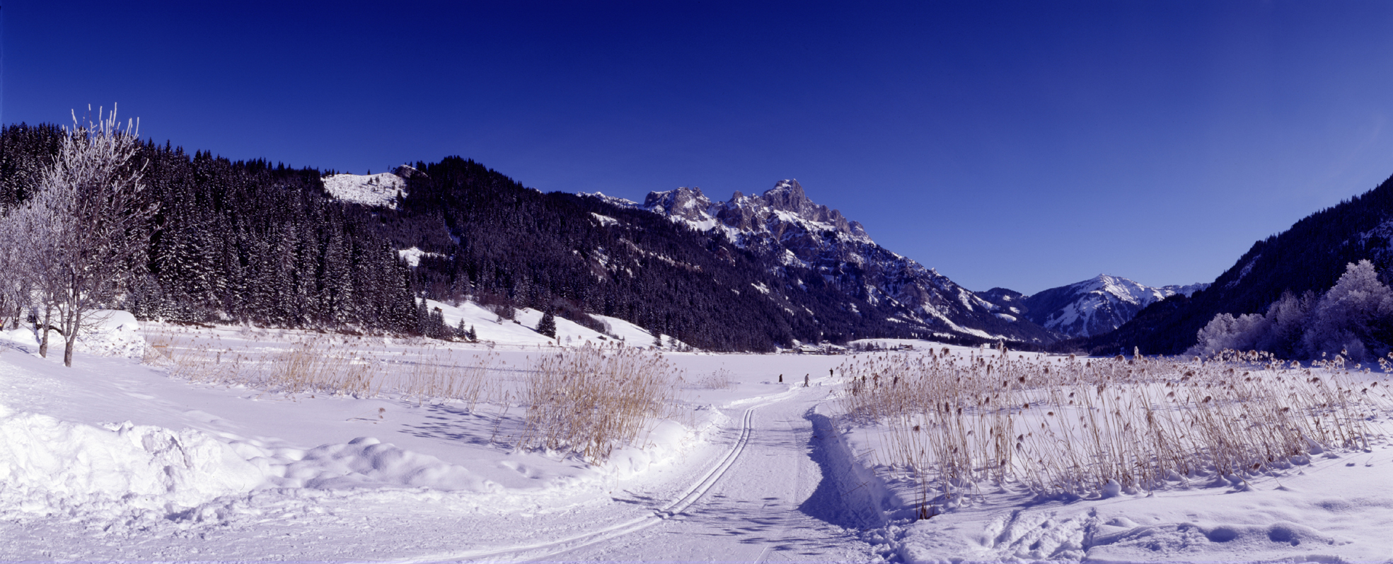 Angelegte Loipe auf dem zugefrorenen Haldensee / Tannheimer Tal.