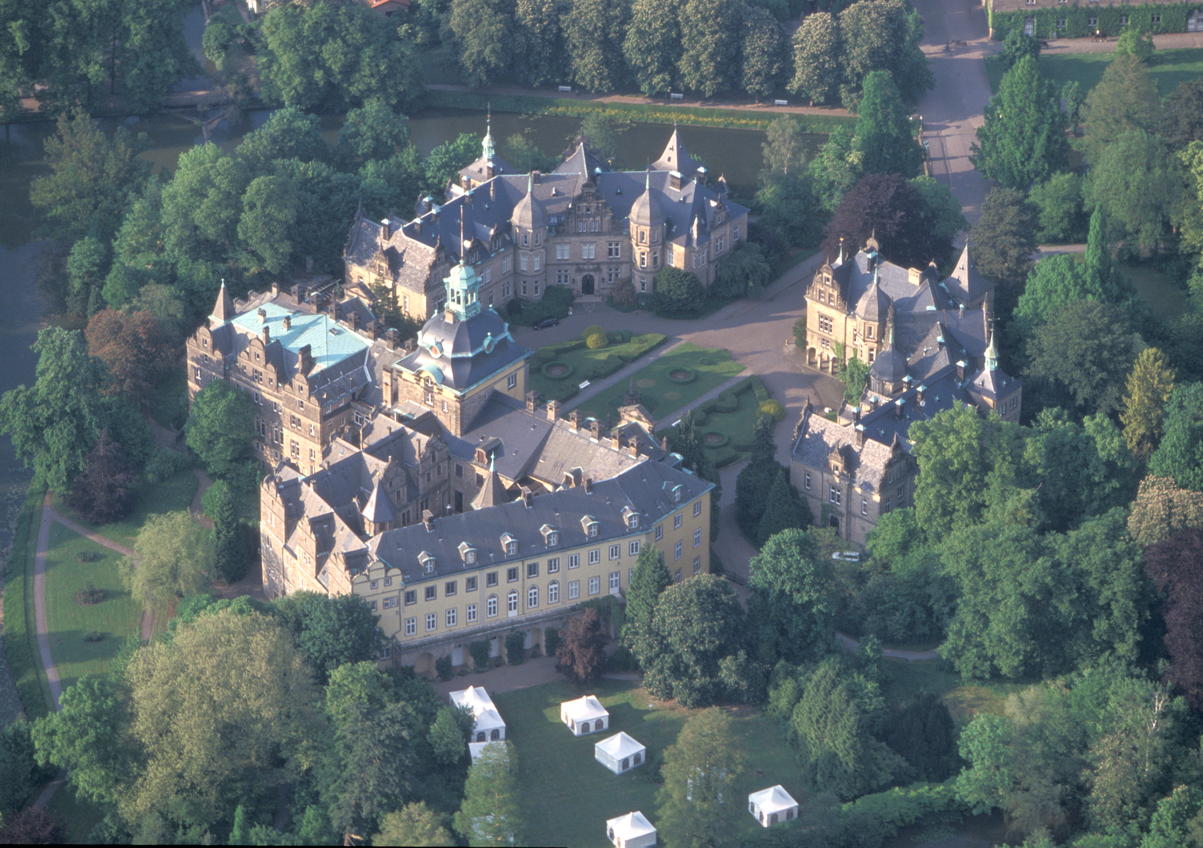 Luftbild vom Schloss Bückeburg.