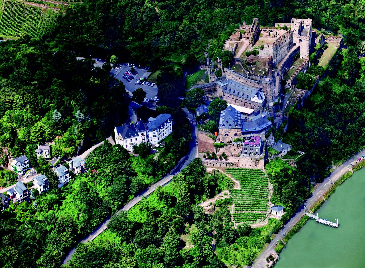 Luftbild vom Schloss Rheinfels.
