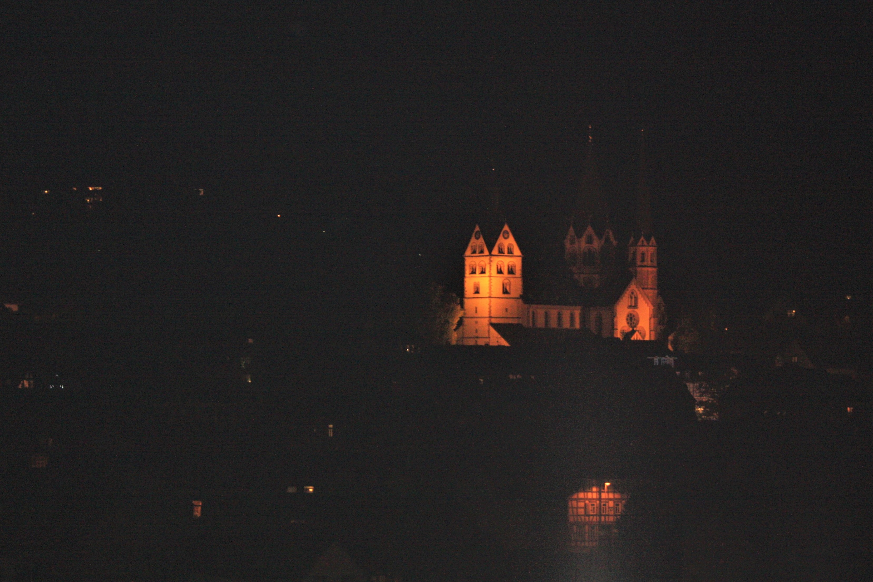 Marienkirche Gelnhausen bei Nacht.

