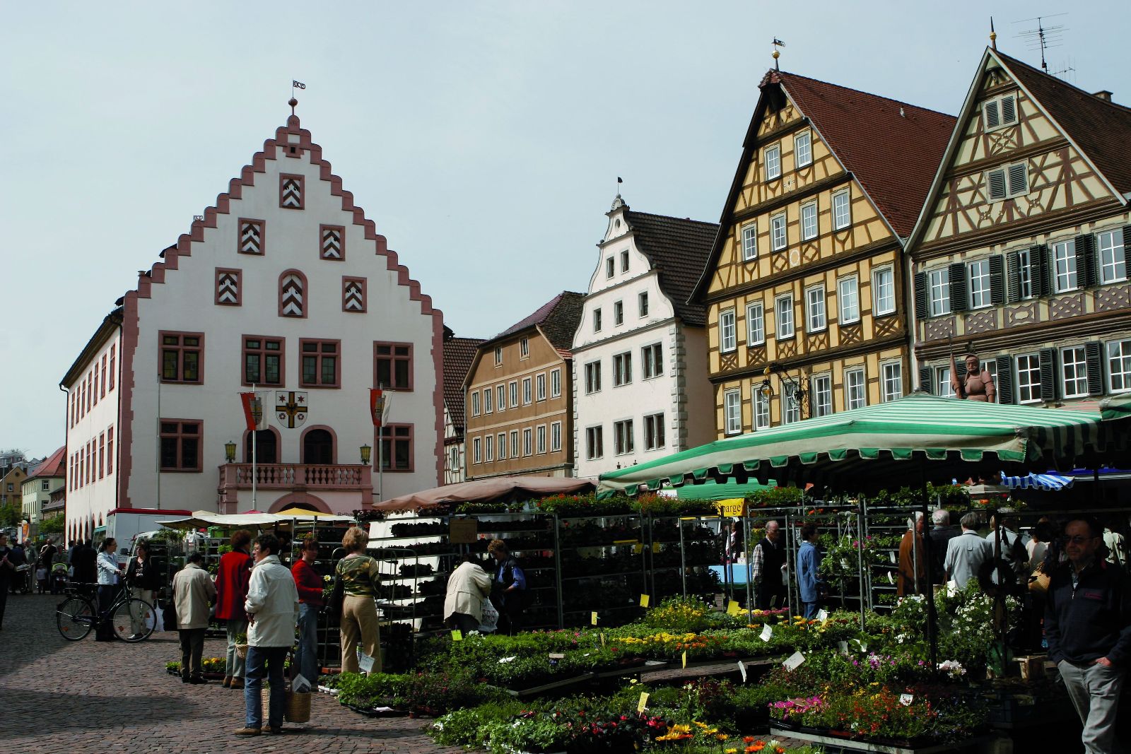 Marktplatz mit dem Wochenmarkt (jeden Dienstag und Freitag von 07:30 bis 13:30 Uhr) in Bad Mergentheim.
