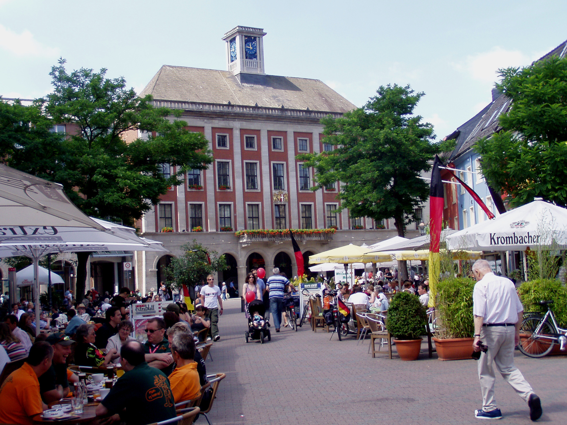 Rathaus und Marktplatz der Stadt Neuss.
