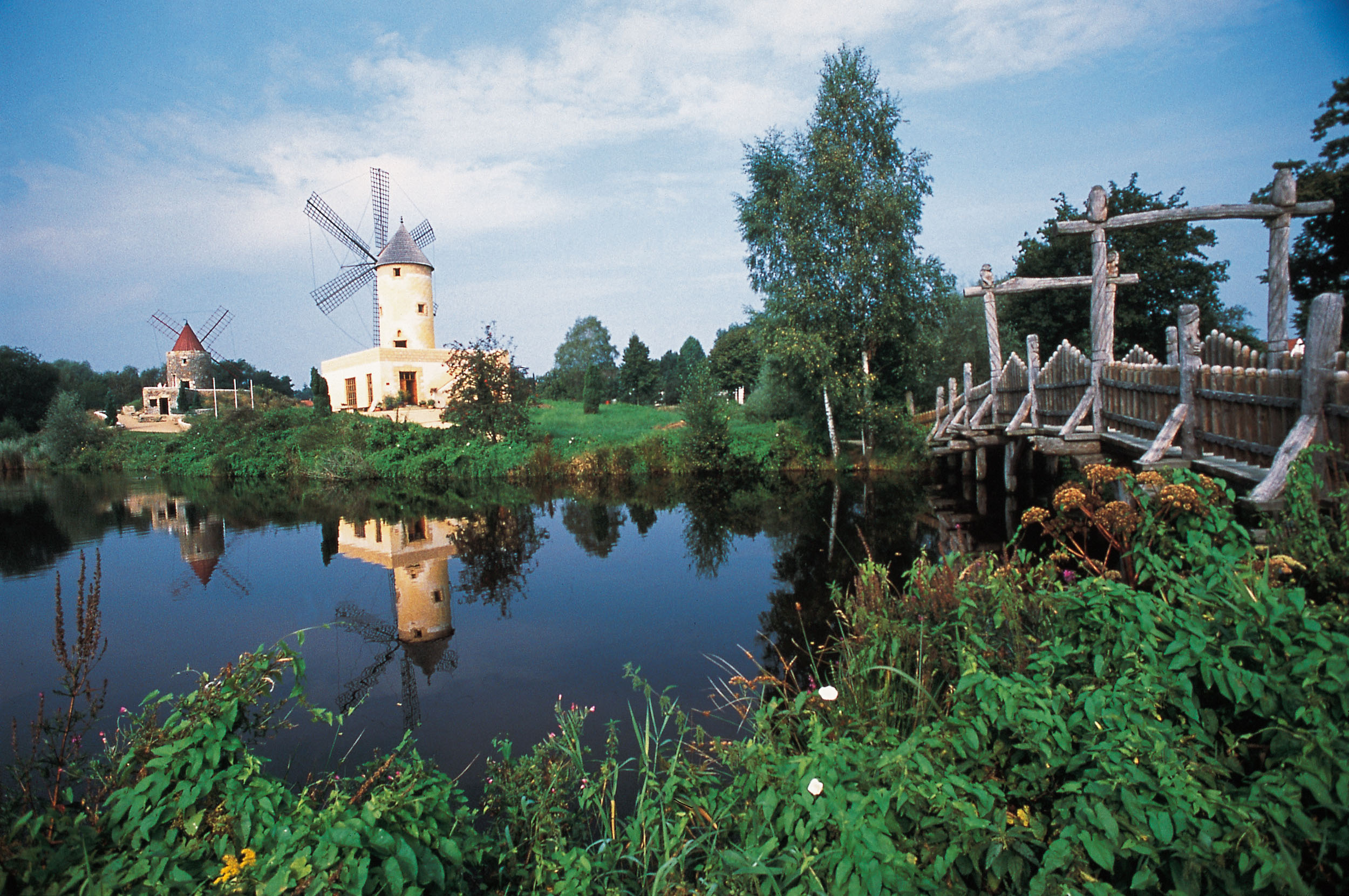 Mühle vor einem Teich im Mühlenmuseum Gifhorn
