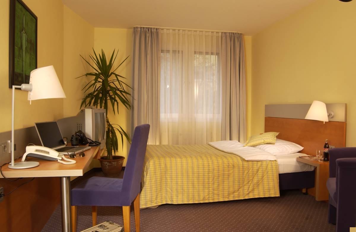 Einzelzimmer im GHOTEL hotel & living München-City.