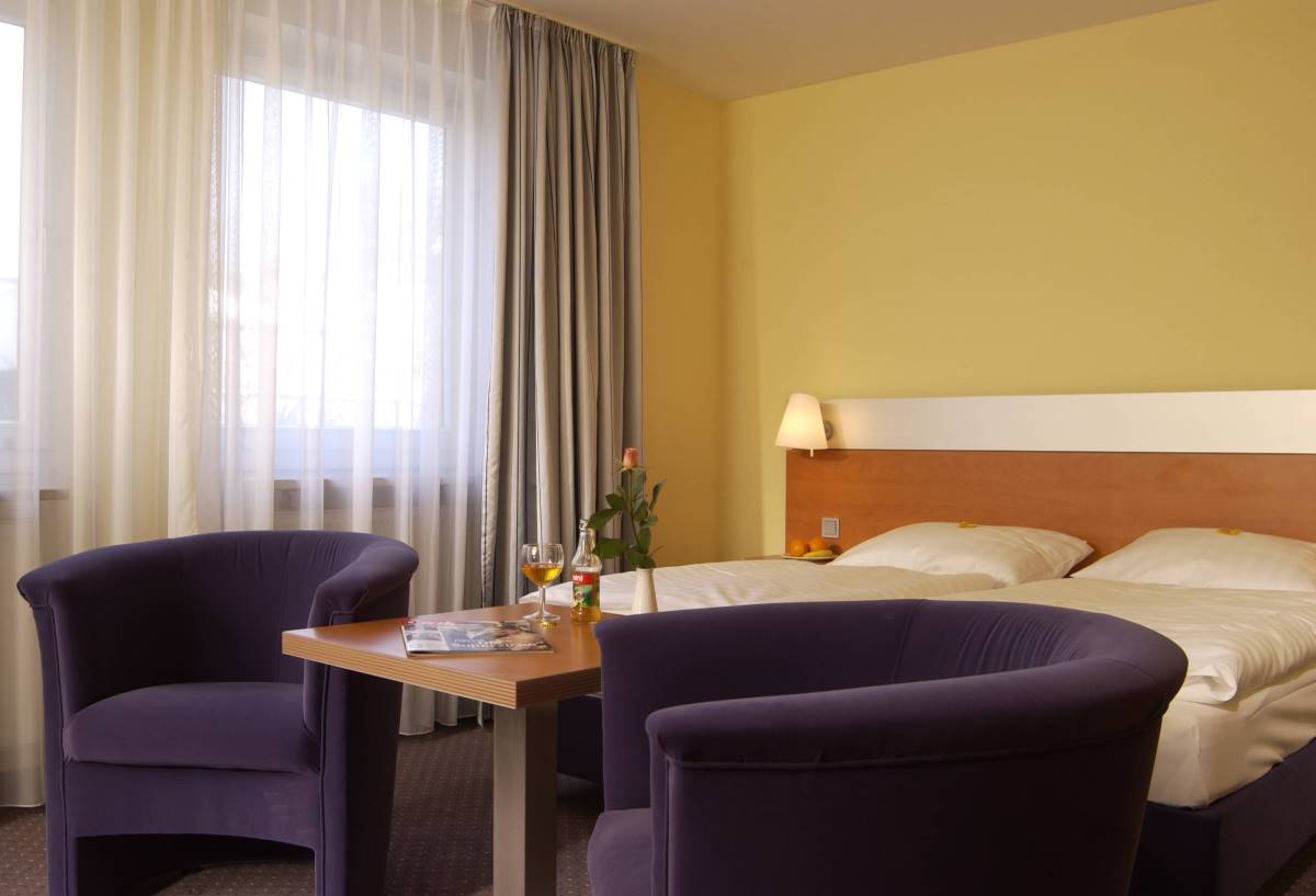 Zimmer im GHOTEL hotel & living München-Nymphenburg.