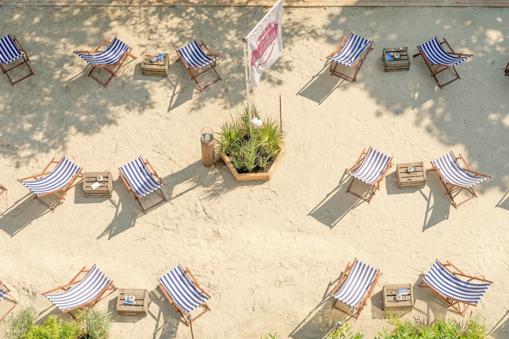 120 Quadratmeter feinster Strandsand, 30 Liegestühle, kühle Drinks und Urlaubs-Feeling mitten in der Stadt München.
