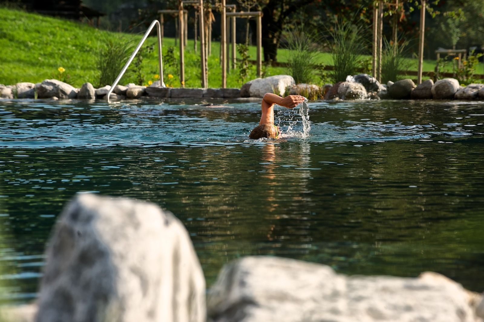 Schwimmen im Naturbadeteich des Hotel Nesslerhof.
