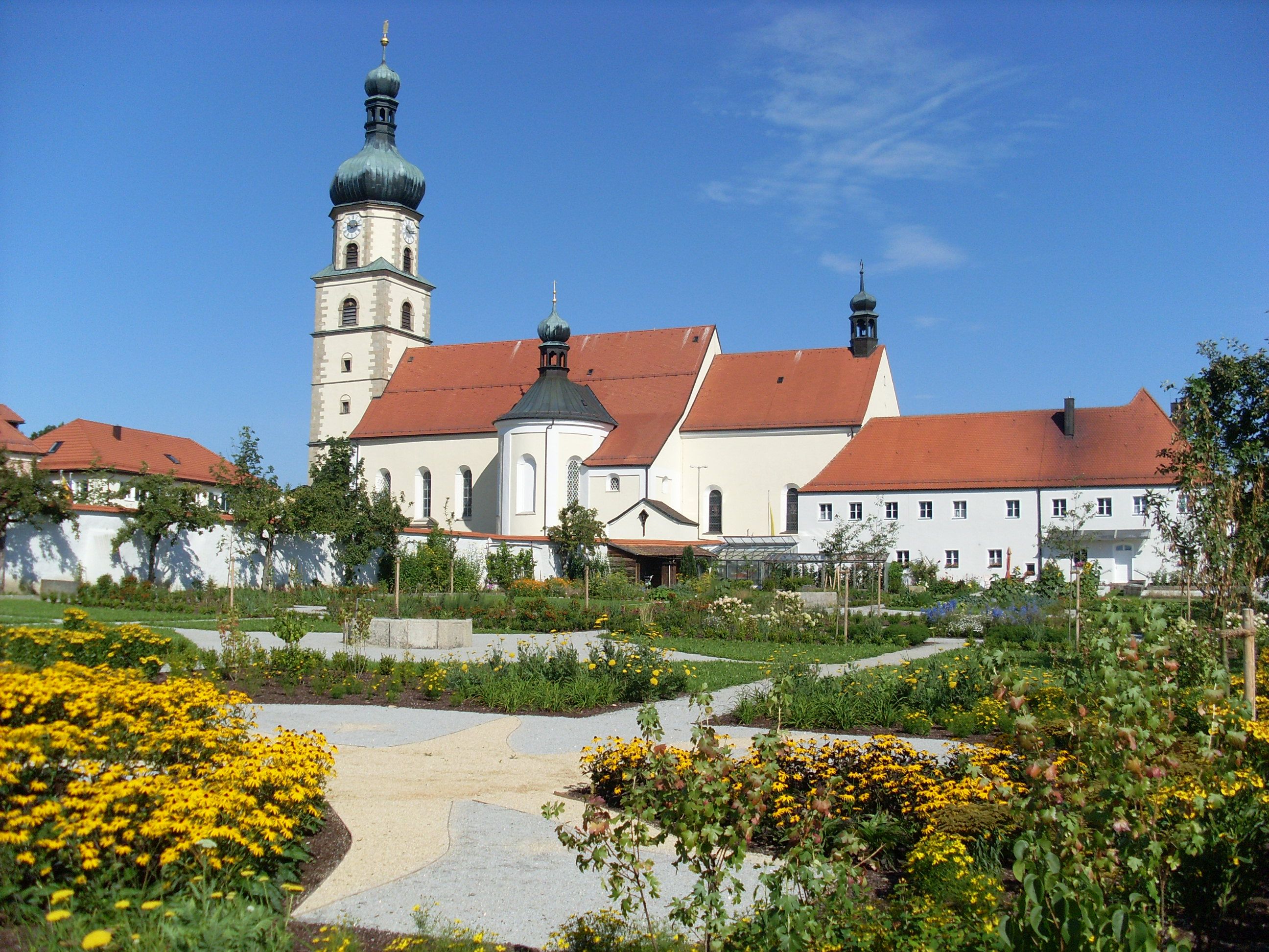 Franziskanerkloster mit Klostergarten, Neukirchen beim Heiligen Blut.
