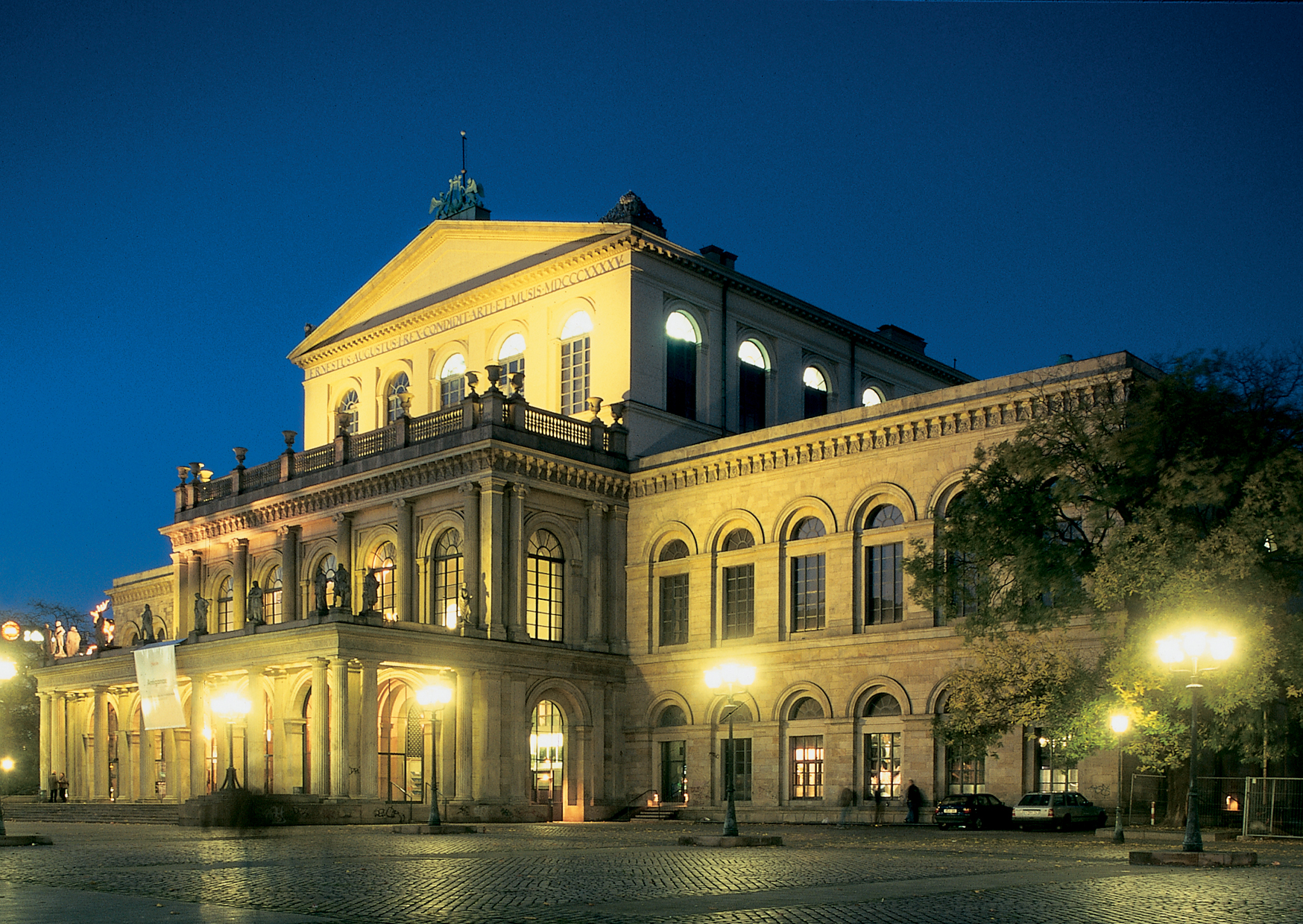Oper Hannover bei Nacht.
