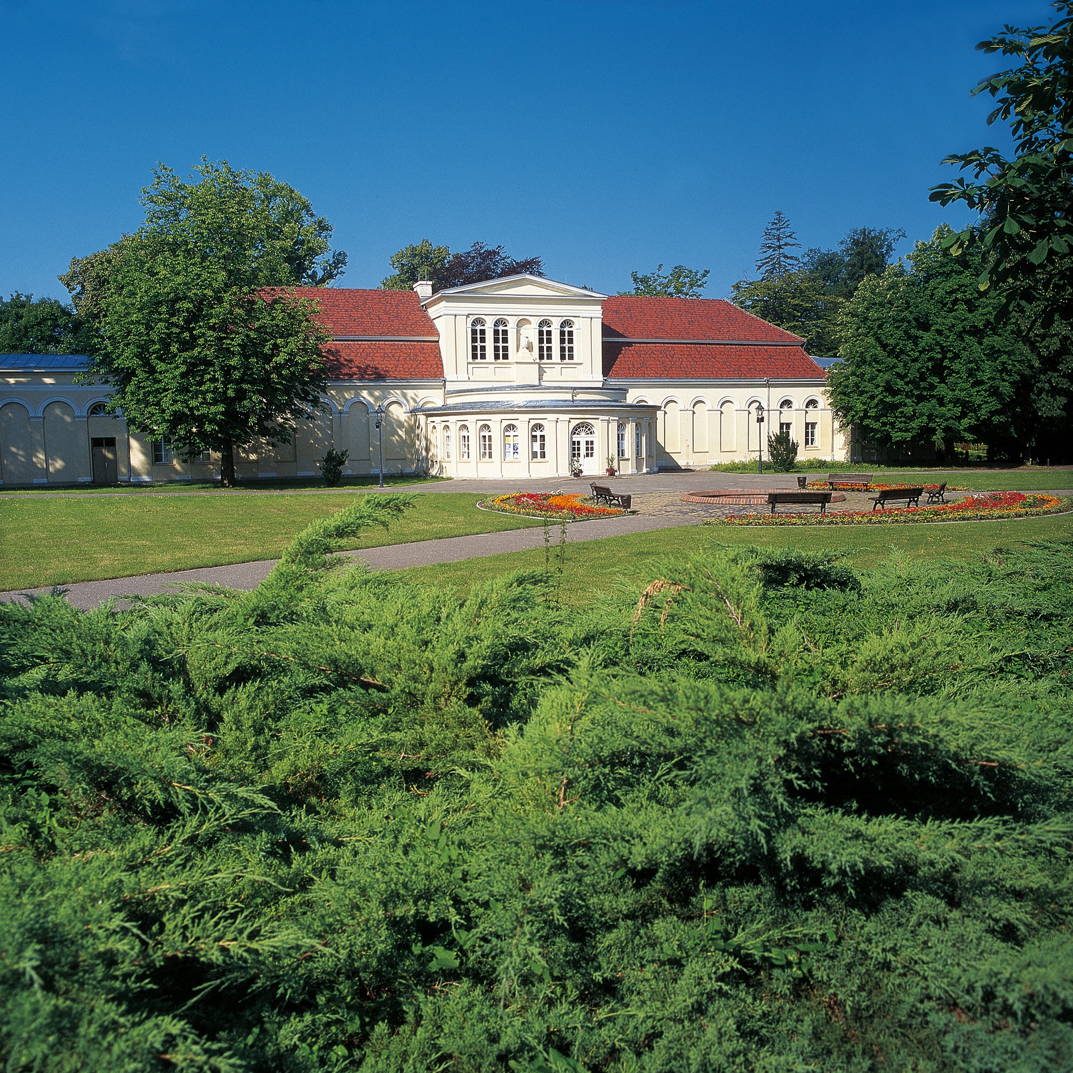 Außenansicht der Orangerie im Schlosspark Neustrelitz.

