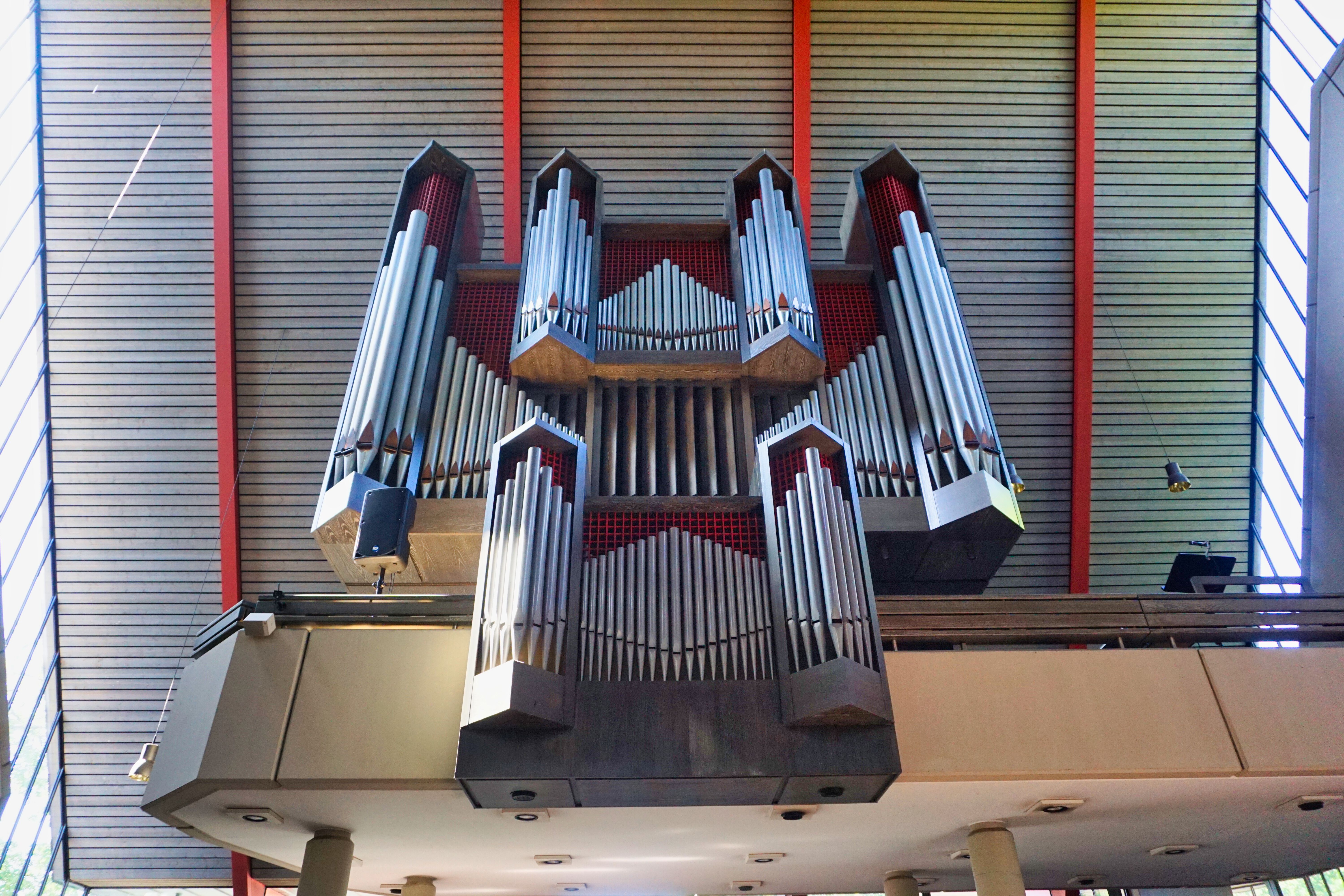Orgel der Pfarrkirche Johannes Nepomuk, Hövelhof.
