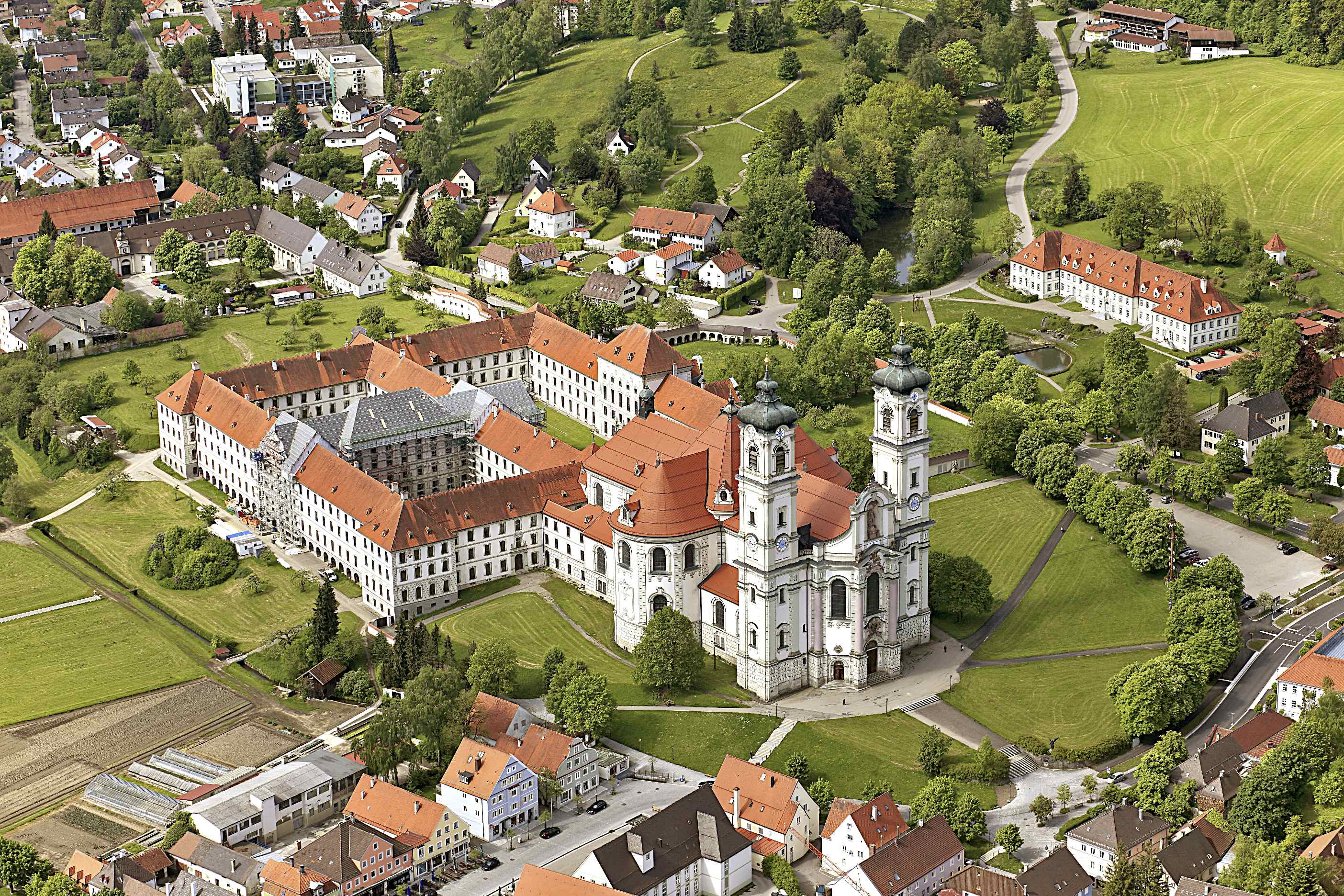 Luftbild der Marktgemeinde Ottobeuren und seiner komplexen Benediktinerabtei.
