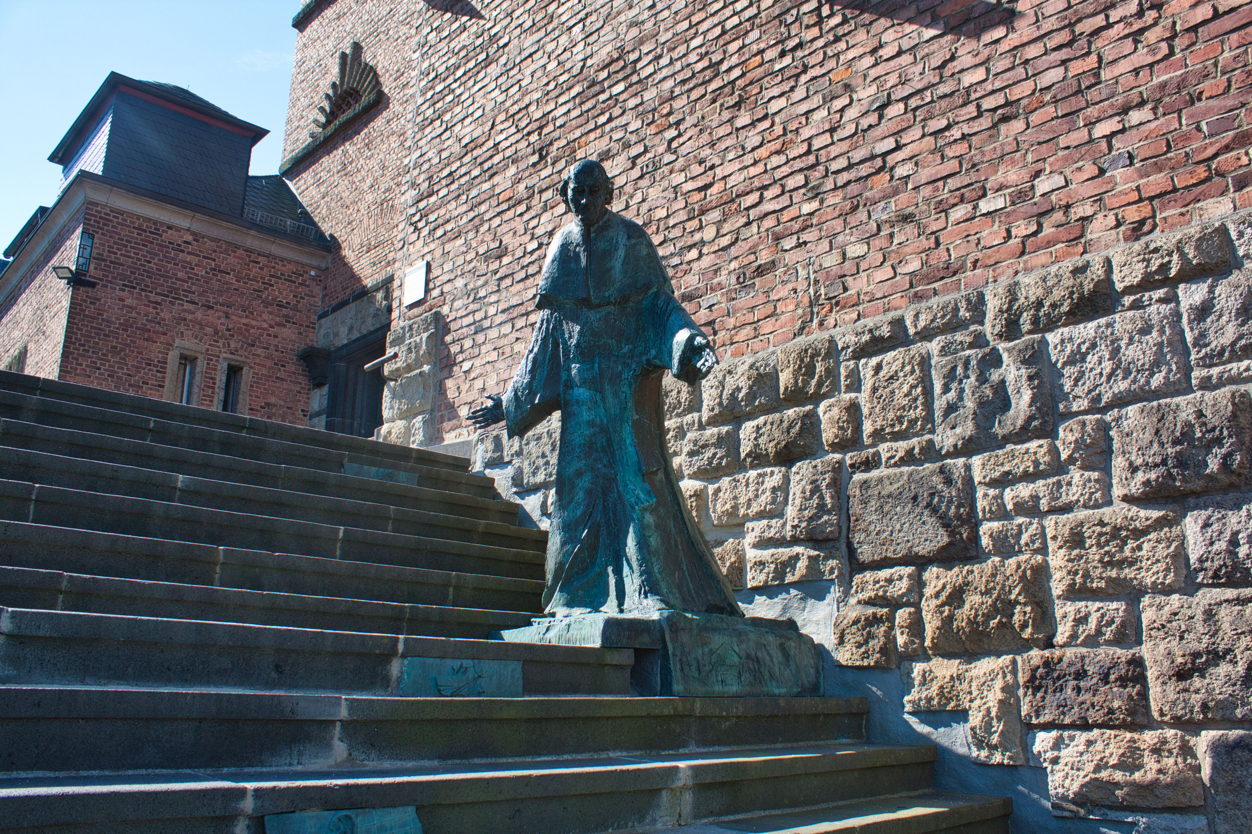 Statue vor der Pallottinerkirche St. Marien in Limburg.