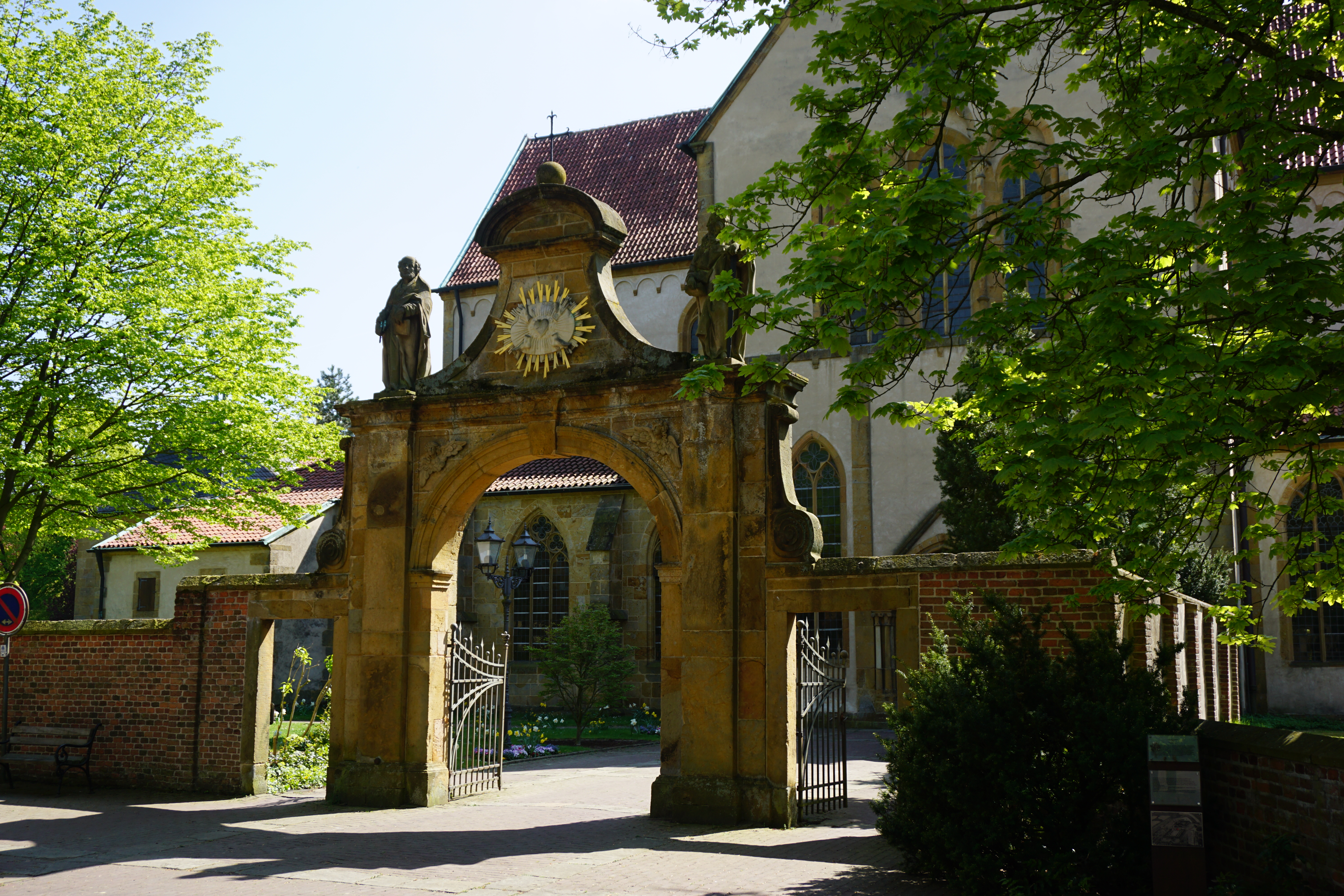 Pforte Kloster Marienfeld. Hier zur Abteikirche.
