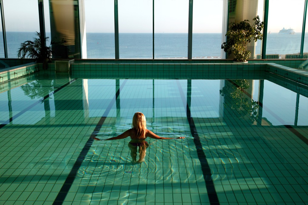 Meerwasser-Schwimmbad mit Meerblick im Hotel NEPTUN, Rostock-Warnemünde.
