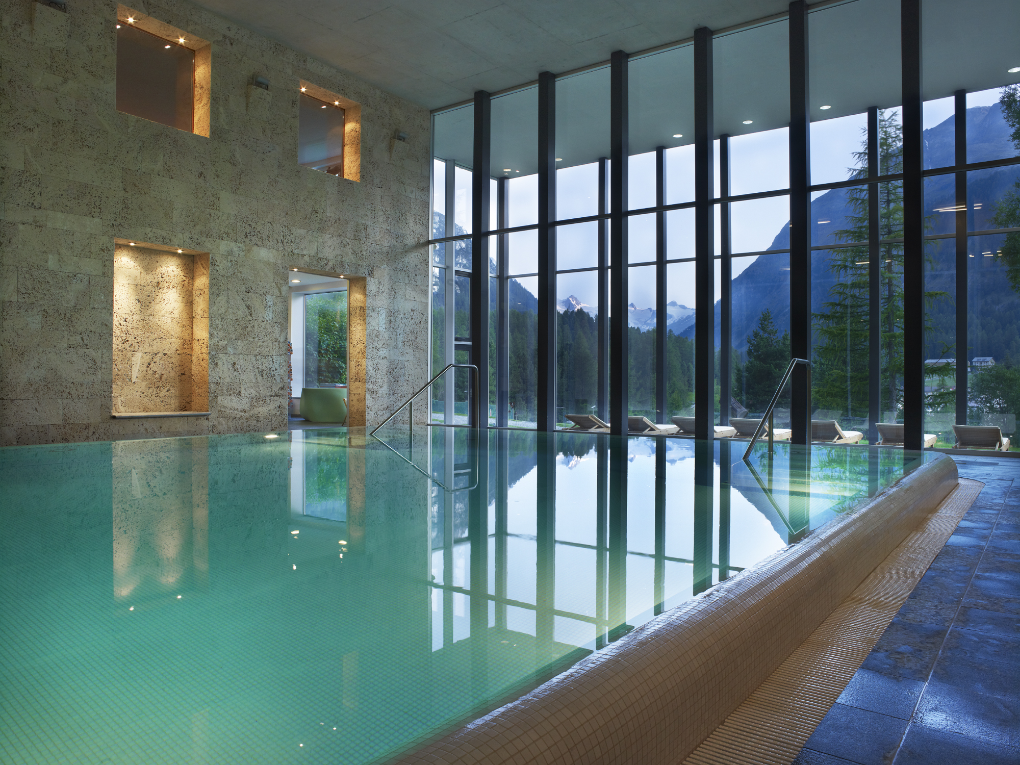 Innenpool vom Hotel Saratz, Pontresina (Schweiz).
