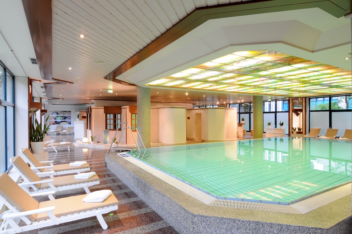 Pool des Maritim Hotel & Congress Centrum Bremen.
