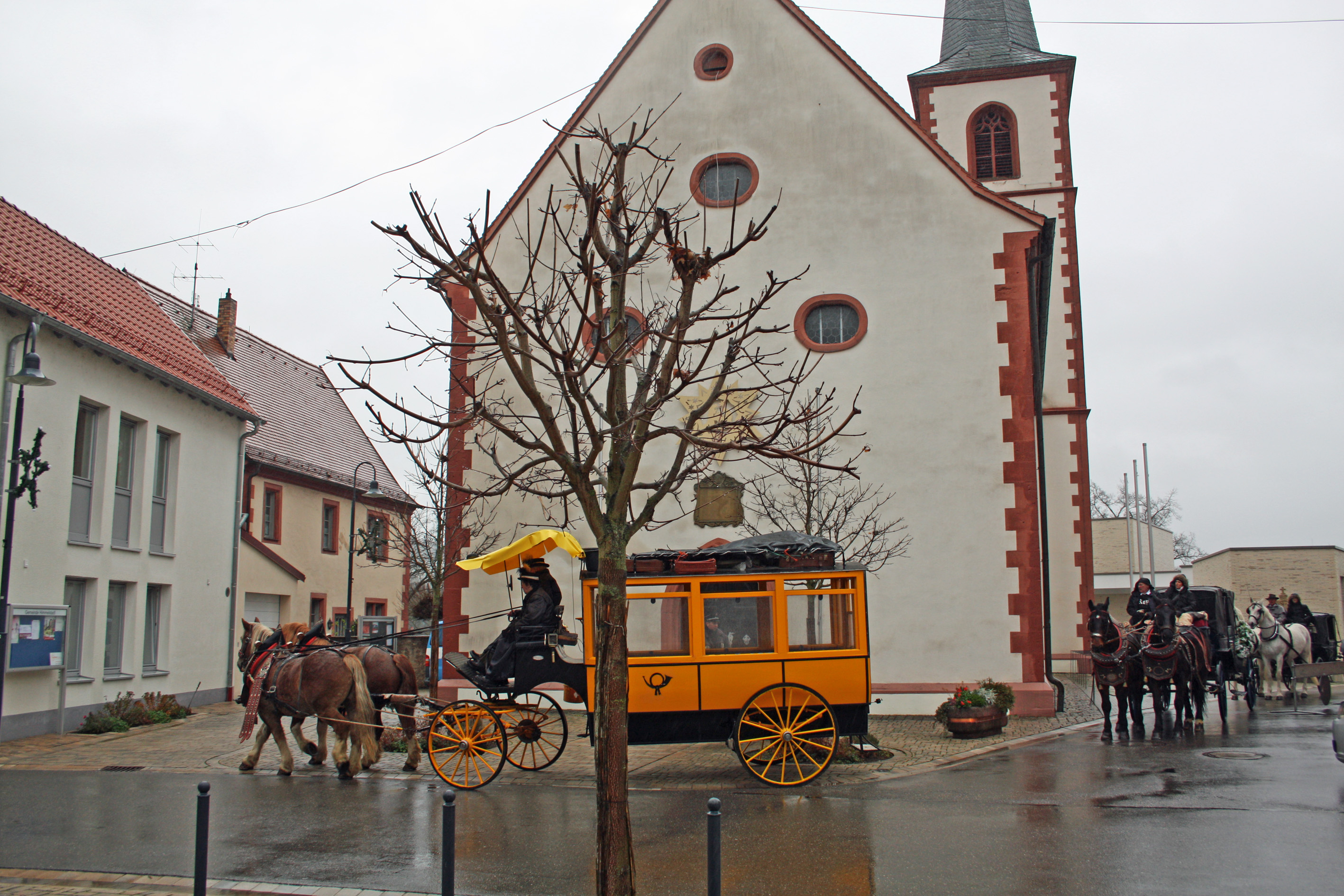 Weihnachtsmarkt Himmelstadt: Die Postkutsche fährt zum Weihnachtspostamt, vorbei an der Kirche.