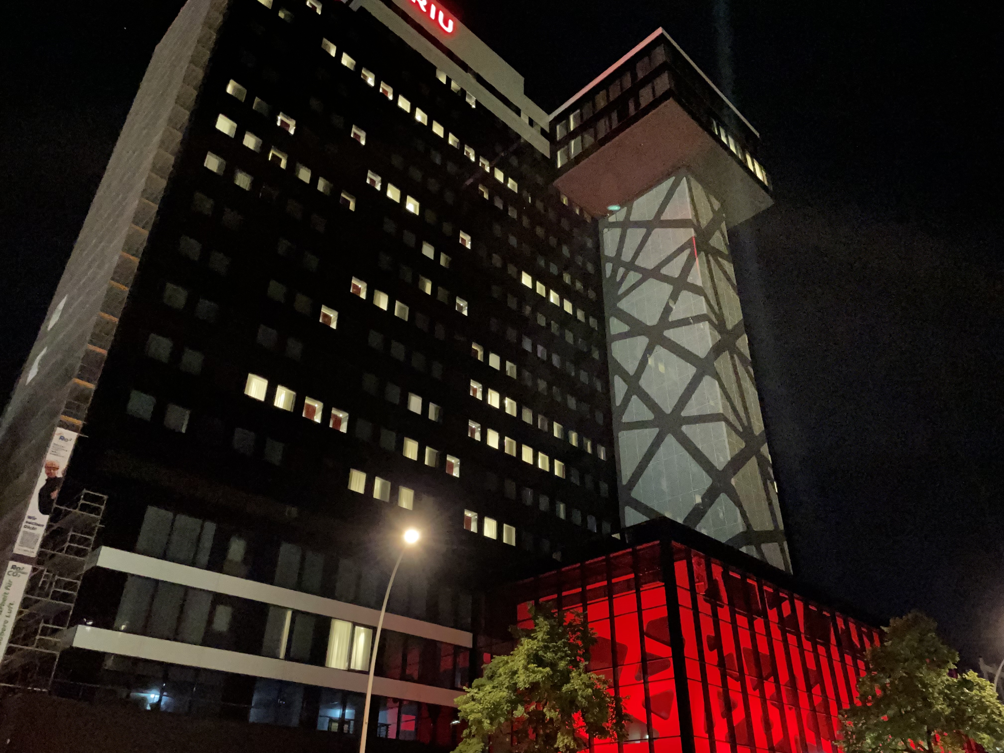 Hotel Riu Plaza Berlin bei Nacht.
