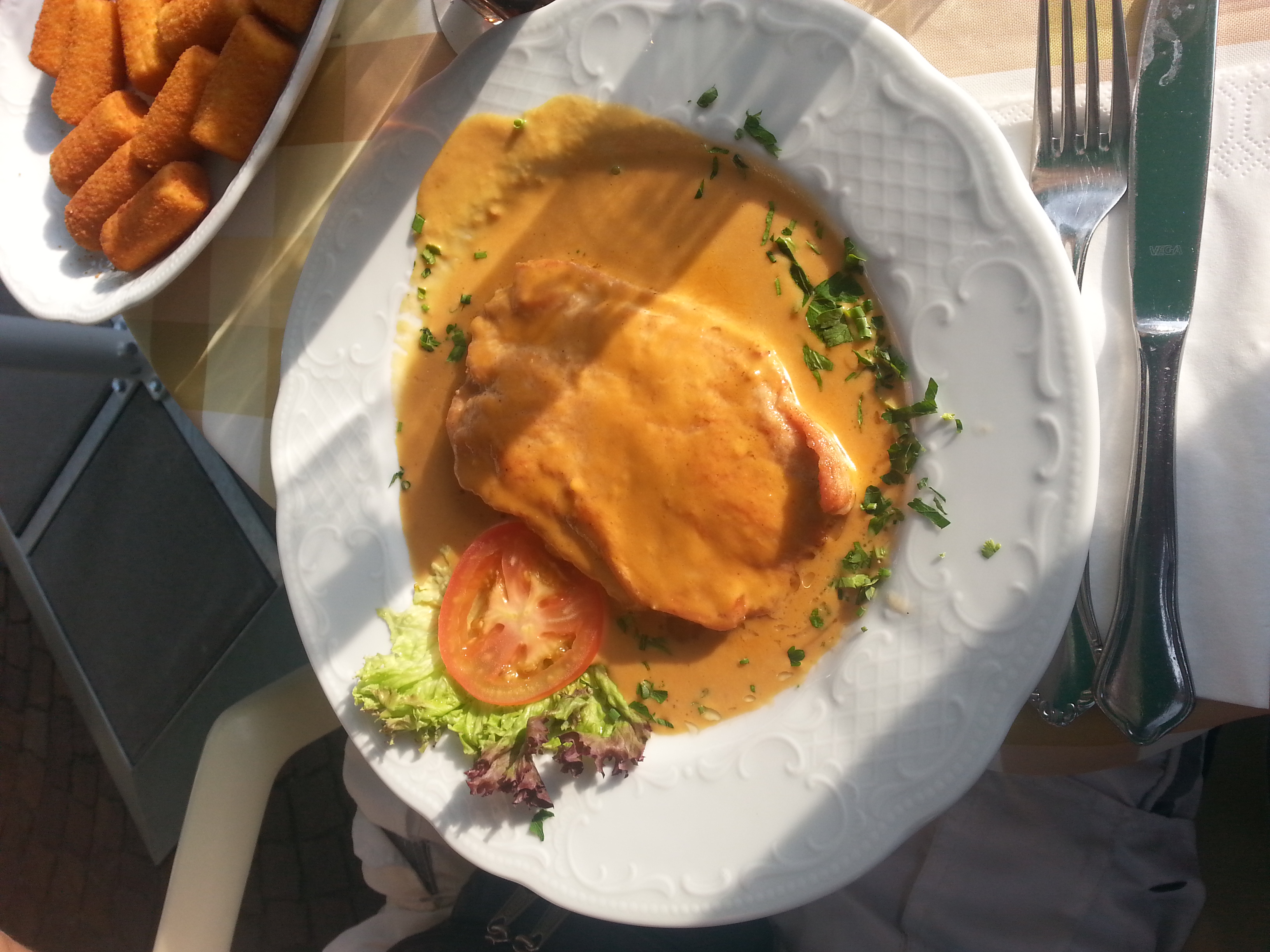 Rahmschnitzel mit Kroketten im Landgasthof Jossgrund, Sinntal / Jossa. 
