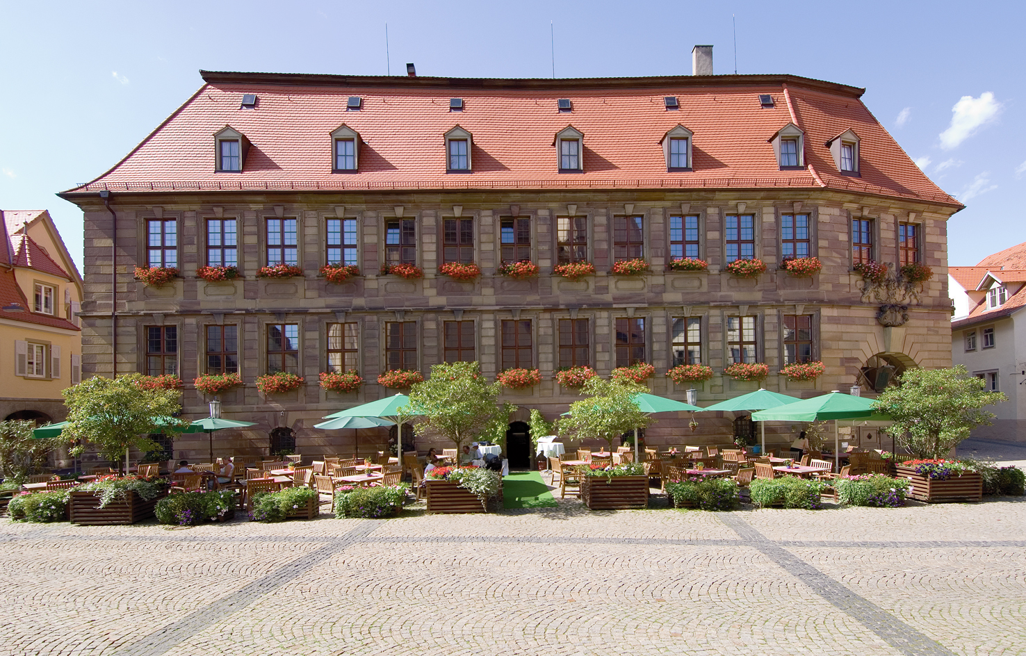 Das ehemalige Lochner- Heußleinsche Schloss wurde 1709 nach den Plänen des Barockbaumeisters Johann Dientzenhofer erbaut.
