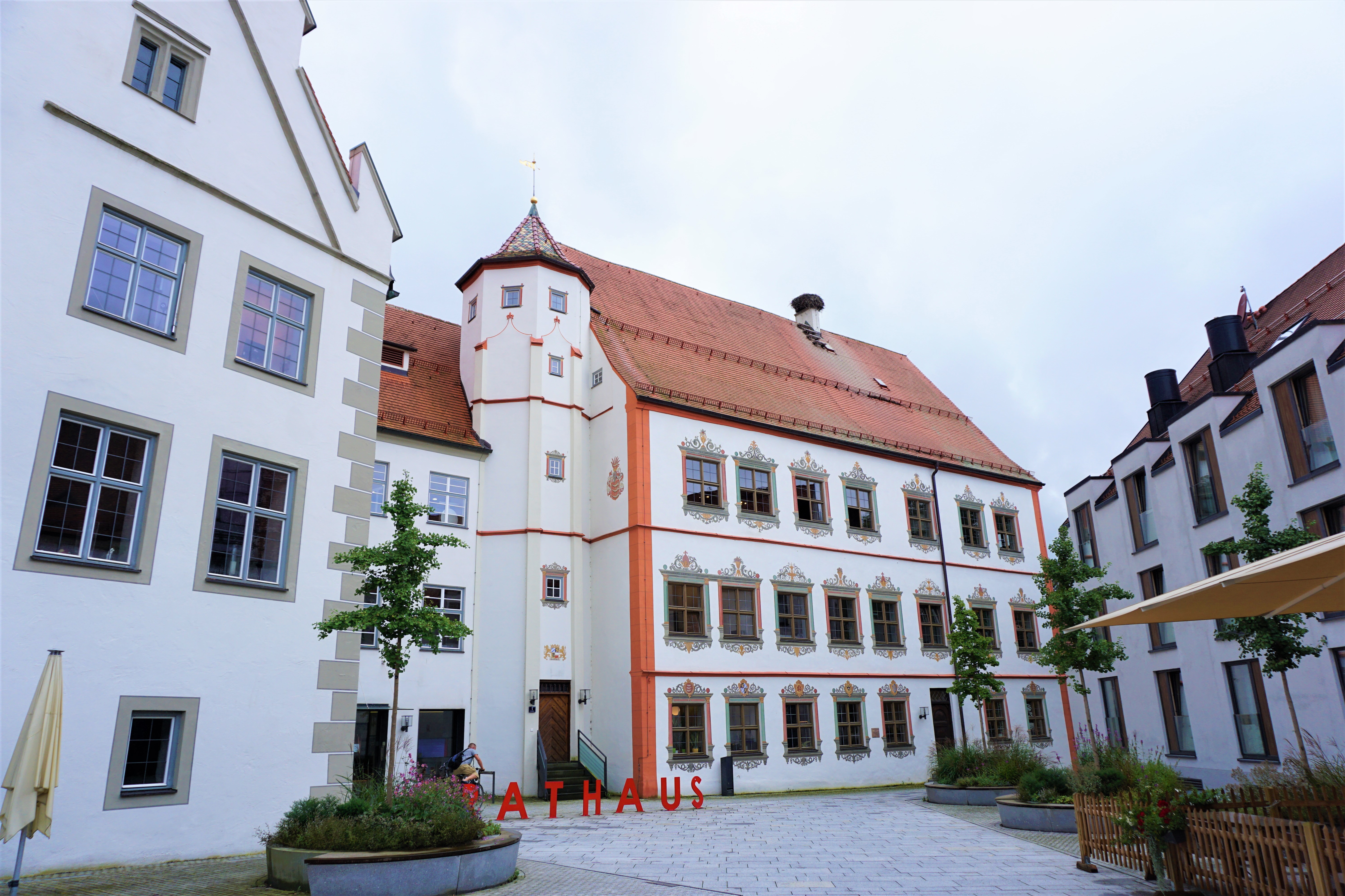 Fuggerschloss und das darin liegende neue Rathaus, Weißenhorn.
