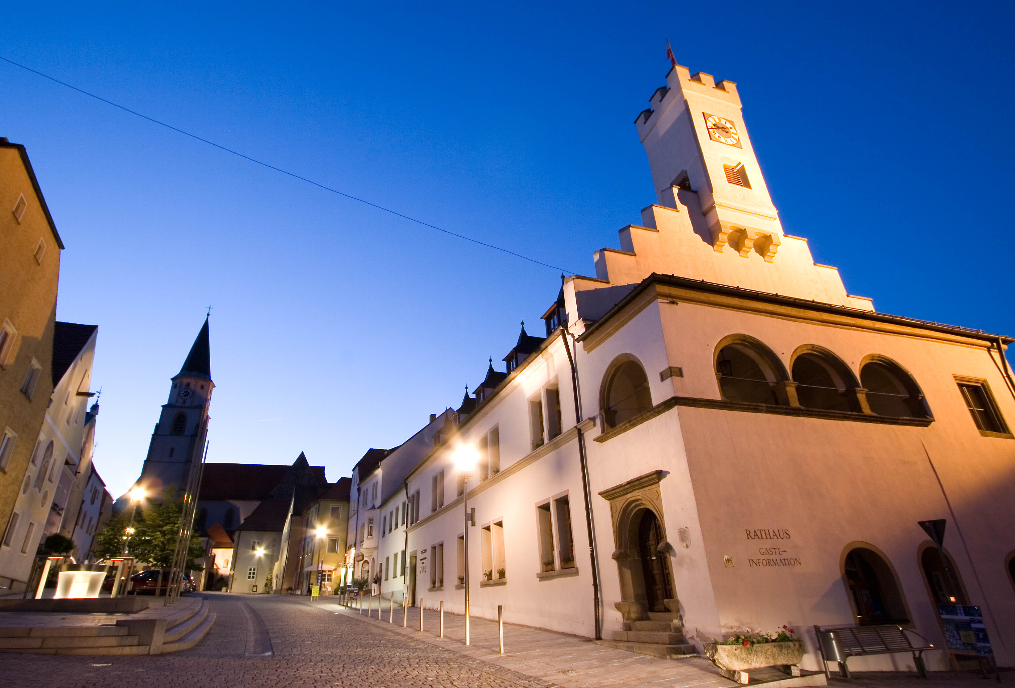Rathaus Nabburg am Abend.