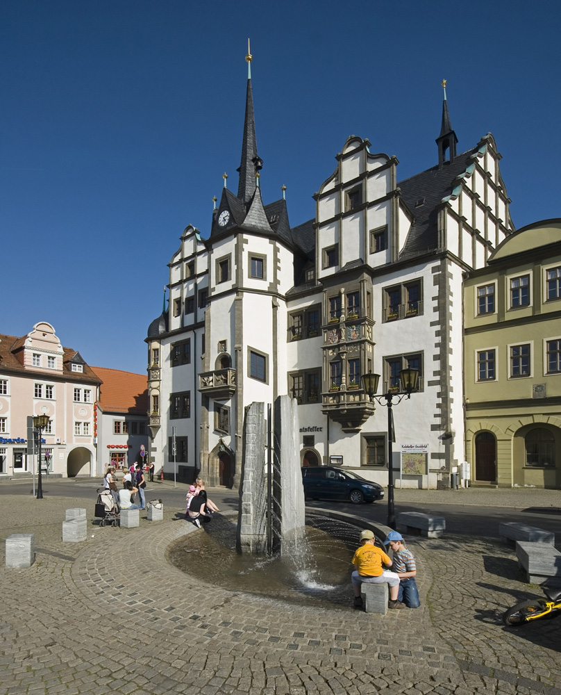 Rathaus Saalfeld: 1529 -1537 erbaut. Frühes Beispiel thüringisch-sächsischer Renaissancebaukunst, am Treppenhaus befinden sich das Stadtwappen mit Saalefischen und Saalfelder Elle