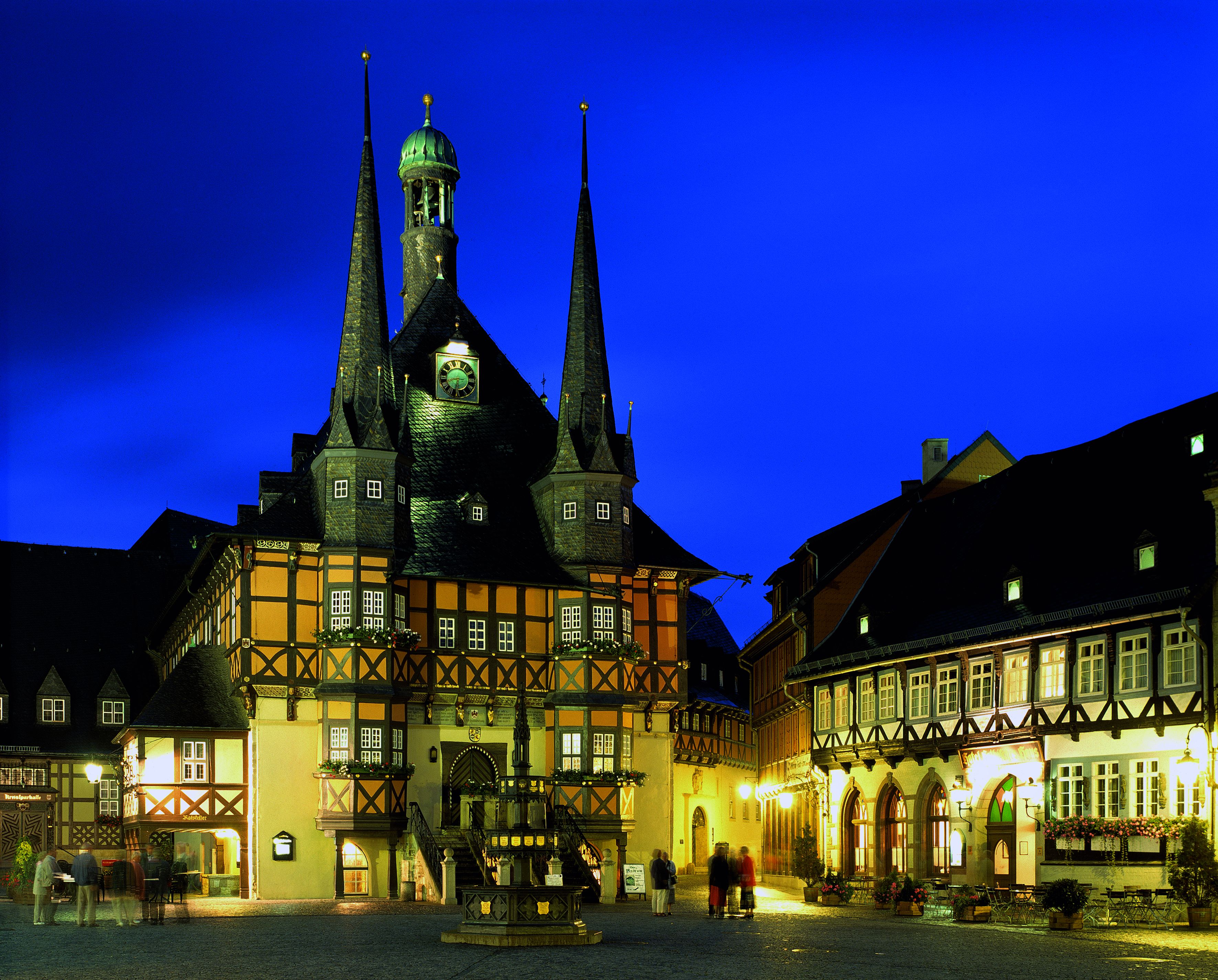 Das historische Rathaus Wernigerode in der Abendstimmung.