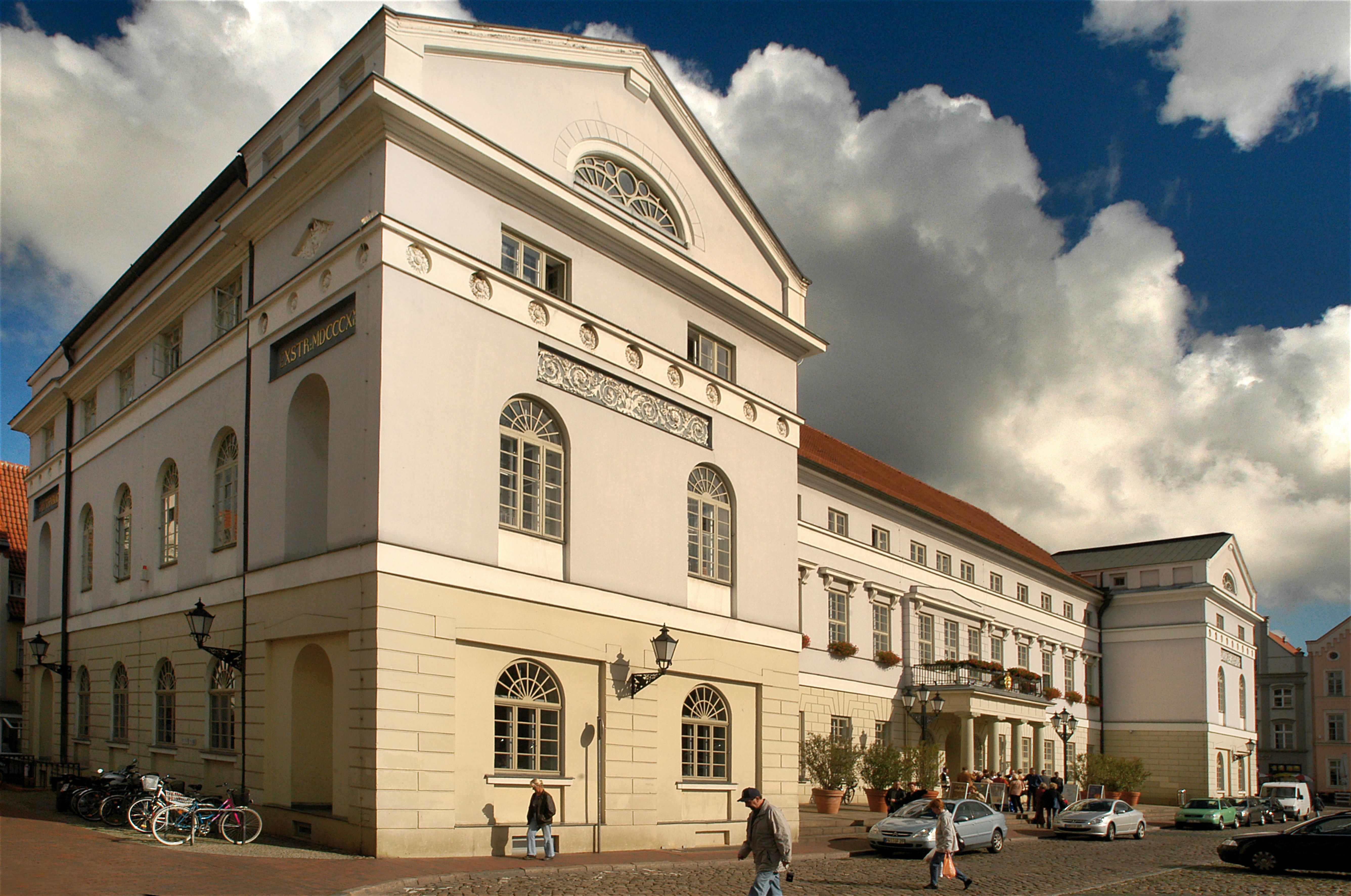 Auf der Nordseite des Marktplatzes befindet sich das Rathaus.
