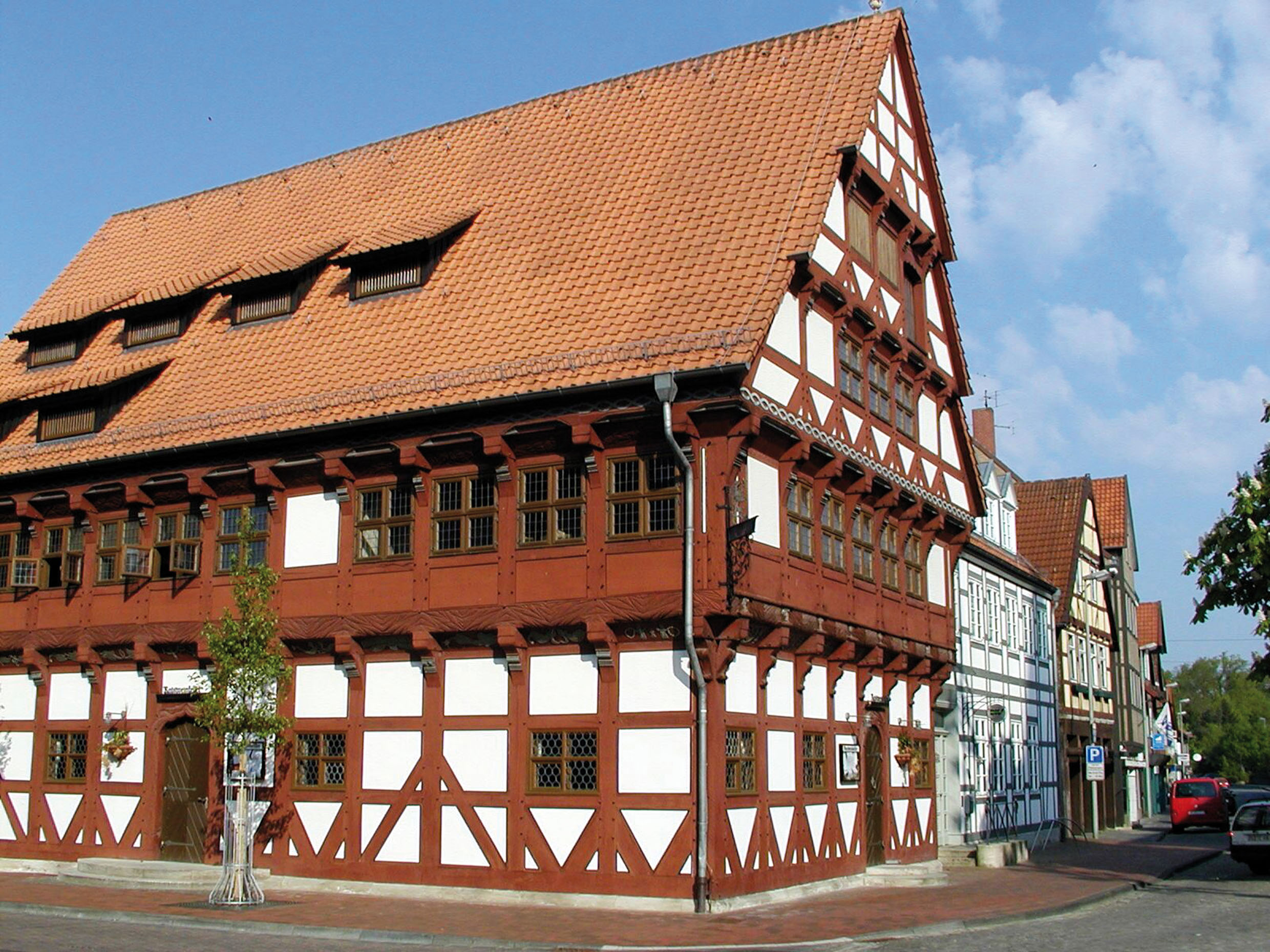 Der Ratsweinkeller in Gifhorn. Das Gebäude wurde 1562 als Rathaus der Stadt Gifhorn errichtet und dabei mit prächtigen Holzschnitzereien verziert. 
