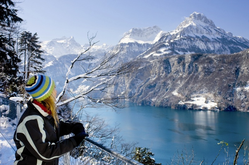 Die Region Vierwaldstättersee im Winter mit Bergpanorama und See.