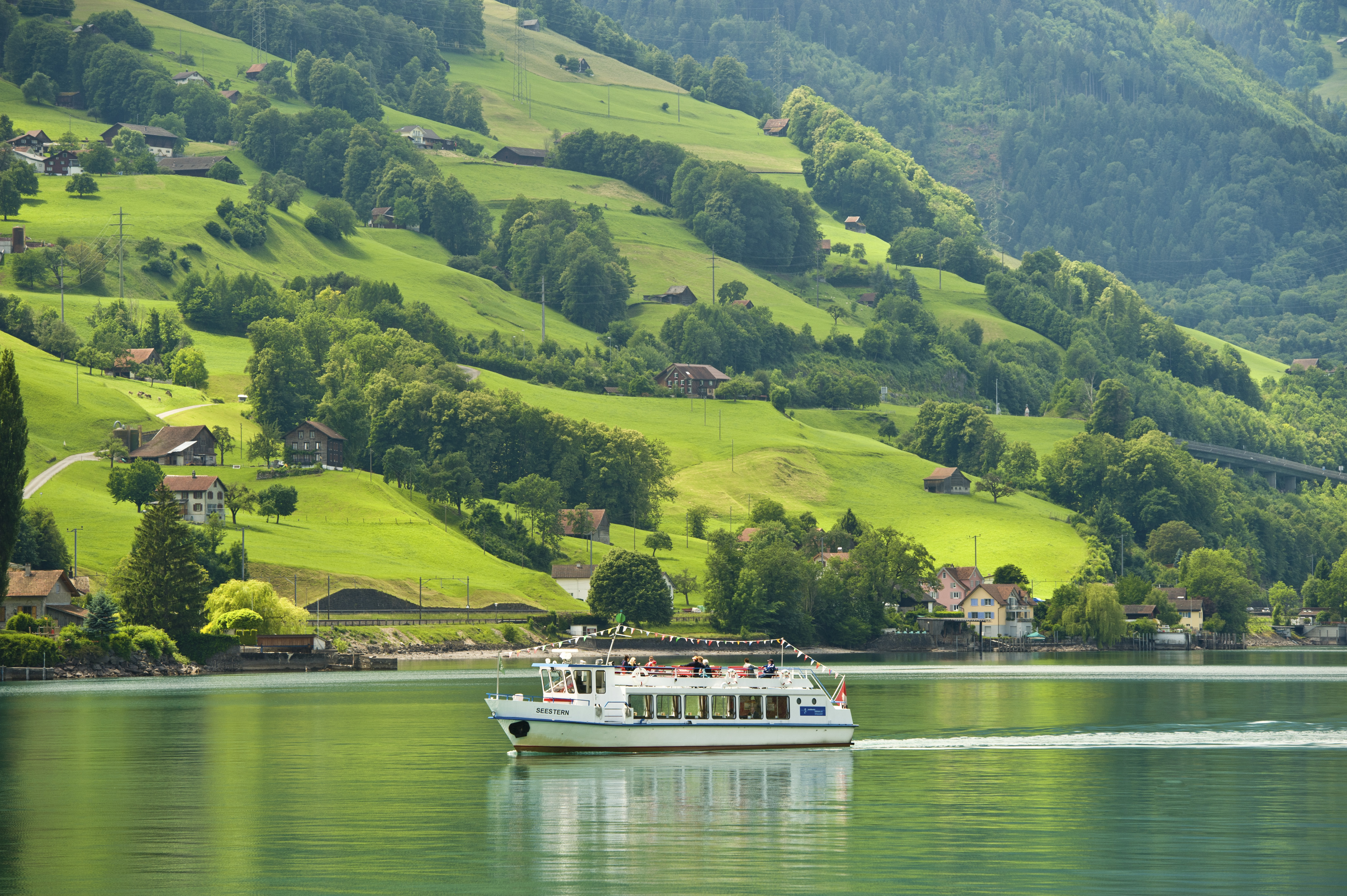 Der Walensee mit der Fähre Seestern und der herrlichen Kulisse der Region. 