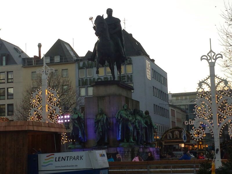 Das Reiterstandbild Friedrich Wilhelm III. in Köln auf dem Heumarkt beim alljährlichen Weihnachtsmarkt.
