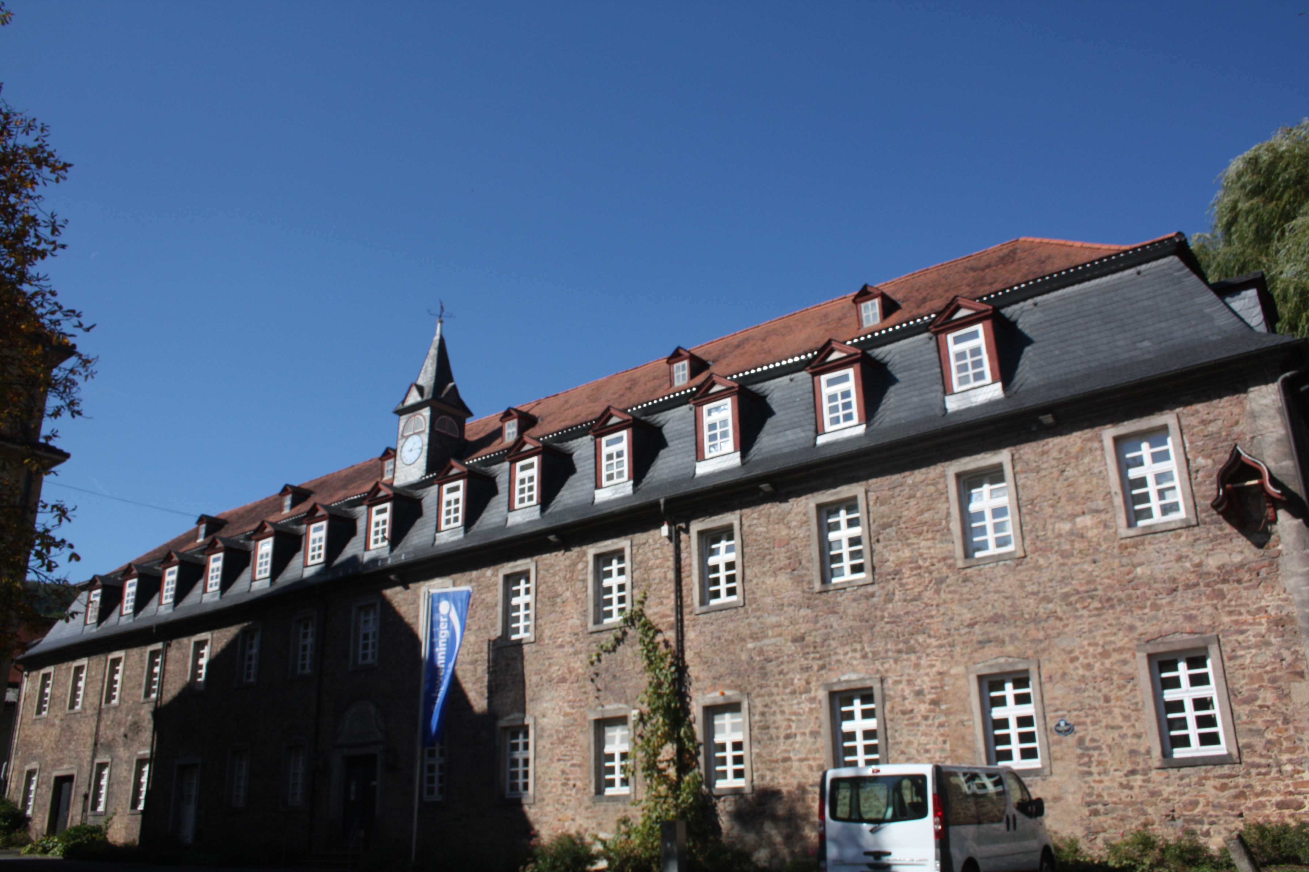Die Rentkammer wurde um 1735 erbaut und ist auf der Rückseite mit alten Mauern verbunden. Diese tragen teilweise Grabsteine der Familie Ysenburg/Wächtersbach aus den Jahrhunderten vor Erbauung der ehemaligen Burg. 